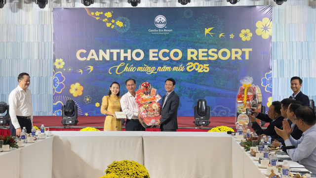 Ông Nguyễn Trung Nghĩa, Phó Bí thư, Chủ tịch UBND huyện Phong Điền, tặng quà cho Cần Thơ Eco Resort.