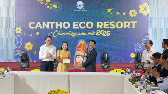 Ông Dương Tấn Hiển, Phó Chủ tịch Thường trực UBND thành phố, tặng quà cho Cần Thơ Eco Resort