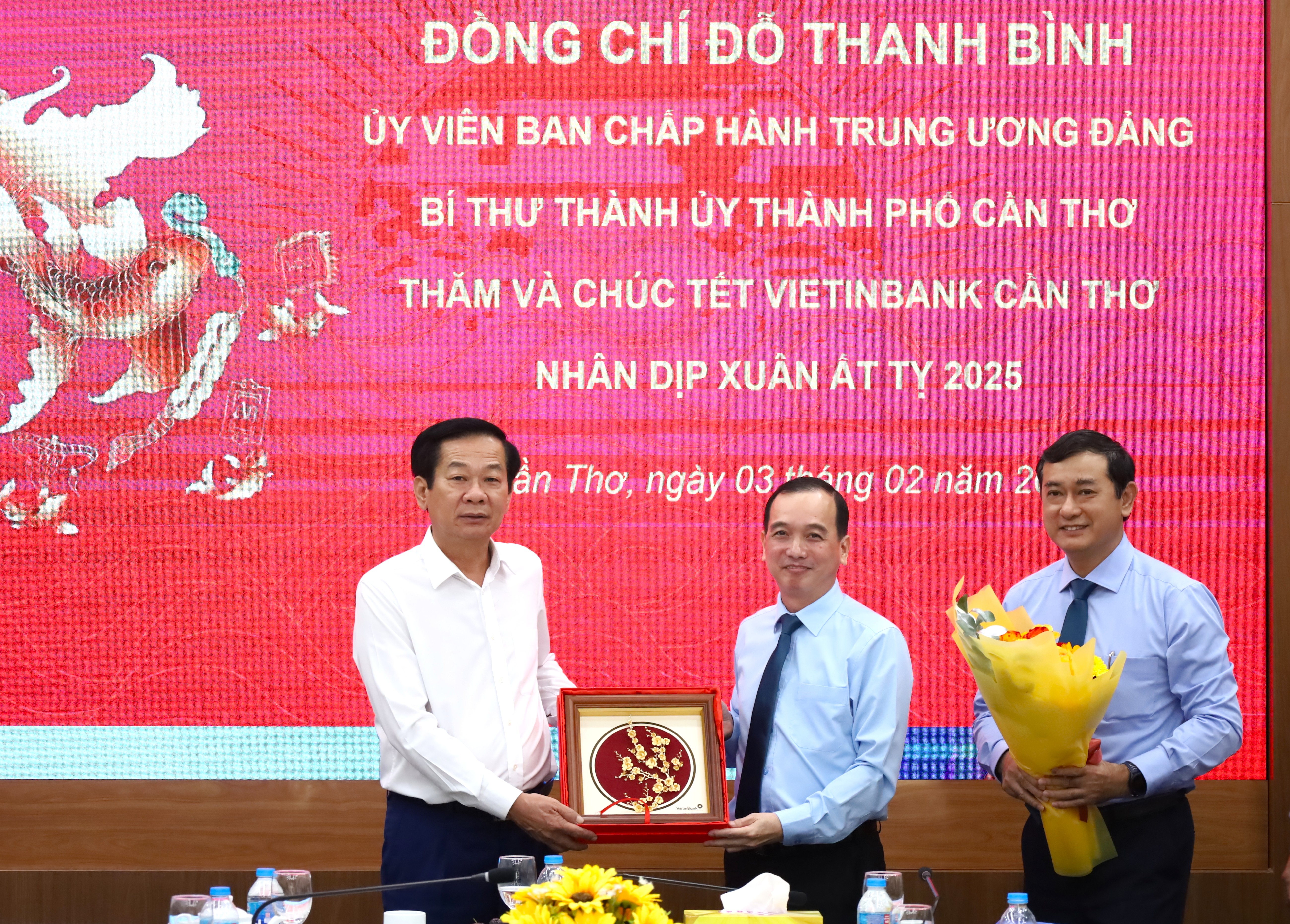 Đại diện Ngân hàng TMCP Công thương Việt Nam chi nhánh Cần Thơ (Vietinbank chi nhánh Cần Thơ) tặng quà cho ông Đỗ Thanh Bình - Ủy viên Ban Chấp hành Trung ương Đảng, Bí thư Thành ủy Cần Thơ.