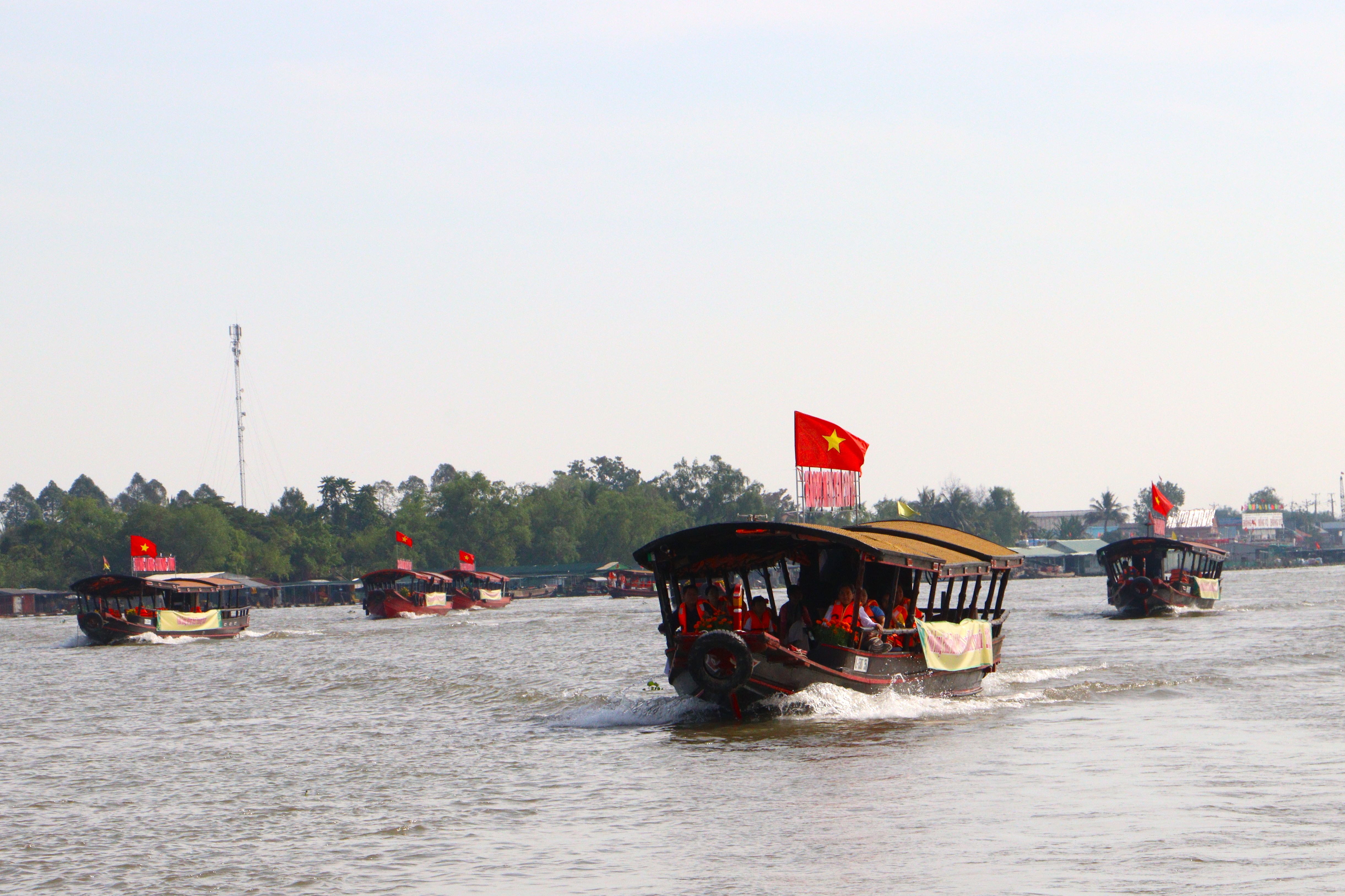 Diễu hành tàu du lịch tại lễ đón đoàn khách du lịch quốc tế đầu tiên đến Vĩnh Long năm 2025.