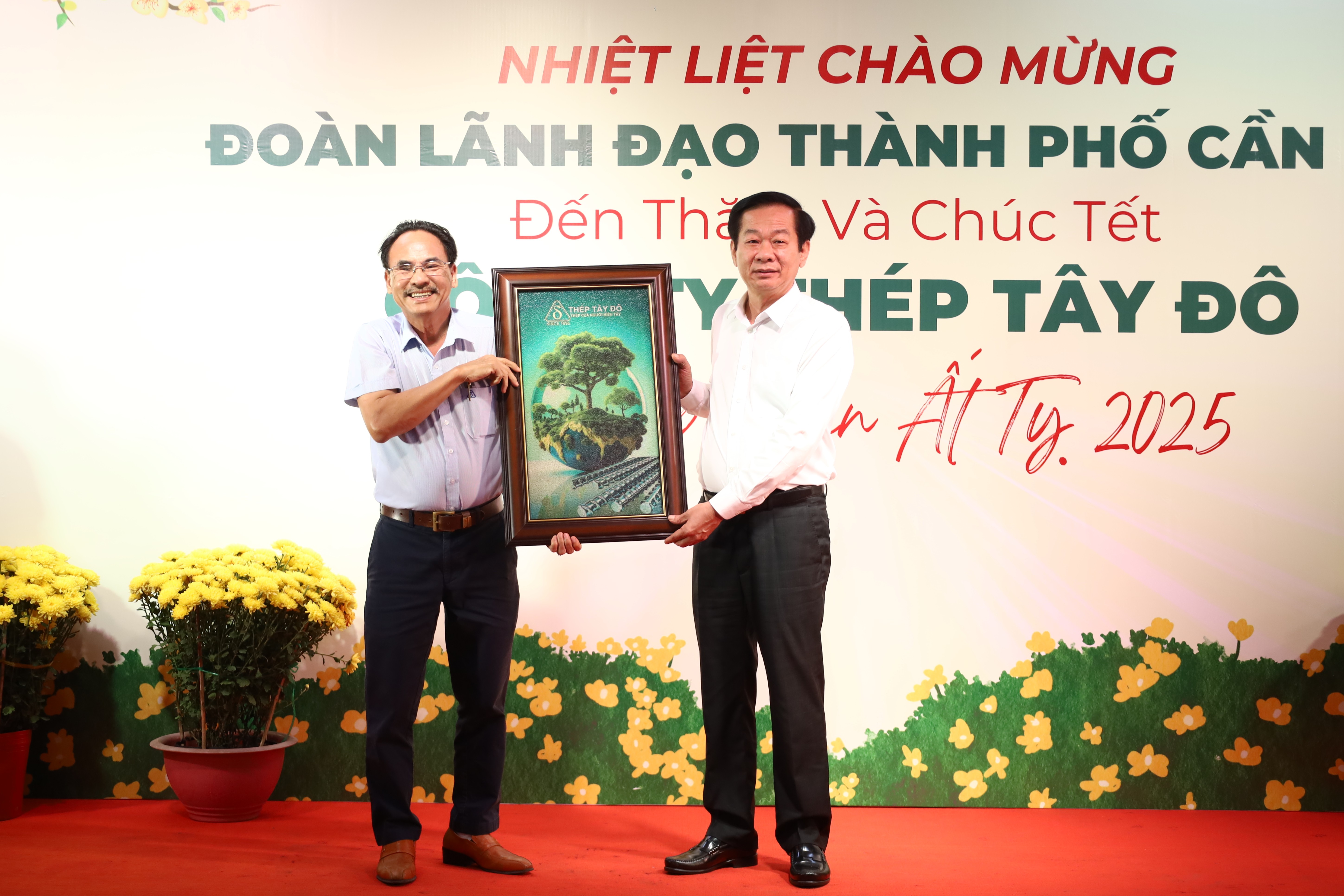 Ông Huỳnh Trung Quang - Tổng Giám đốc Công ty TNHH Thép Tây Đô tặng quà cho ông Đỗ Thanh Bình - Ủy viên Ban Chấp hành Trung ương Đảng, Bí thư Thành ủy Cần Thơ.