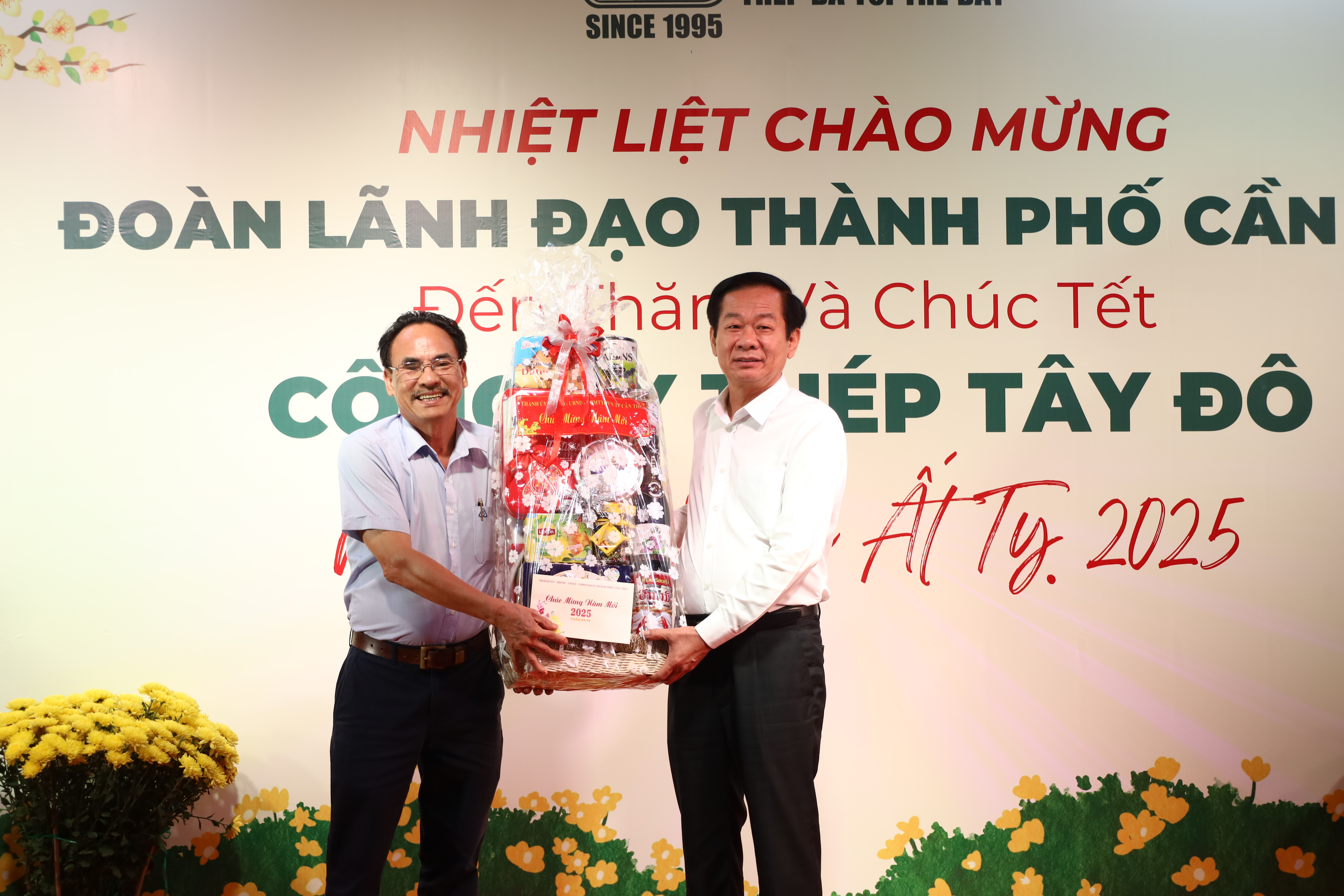 Ông Đỗ Thanh Bình - Ủy viên Ban Chấp hành Trung ương Đảng, Bí thư Thành ủy Cần Thơ tặng quà Tết cho đại diện Công ty TNHH Thép Tây Đô.