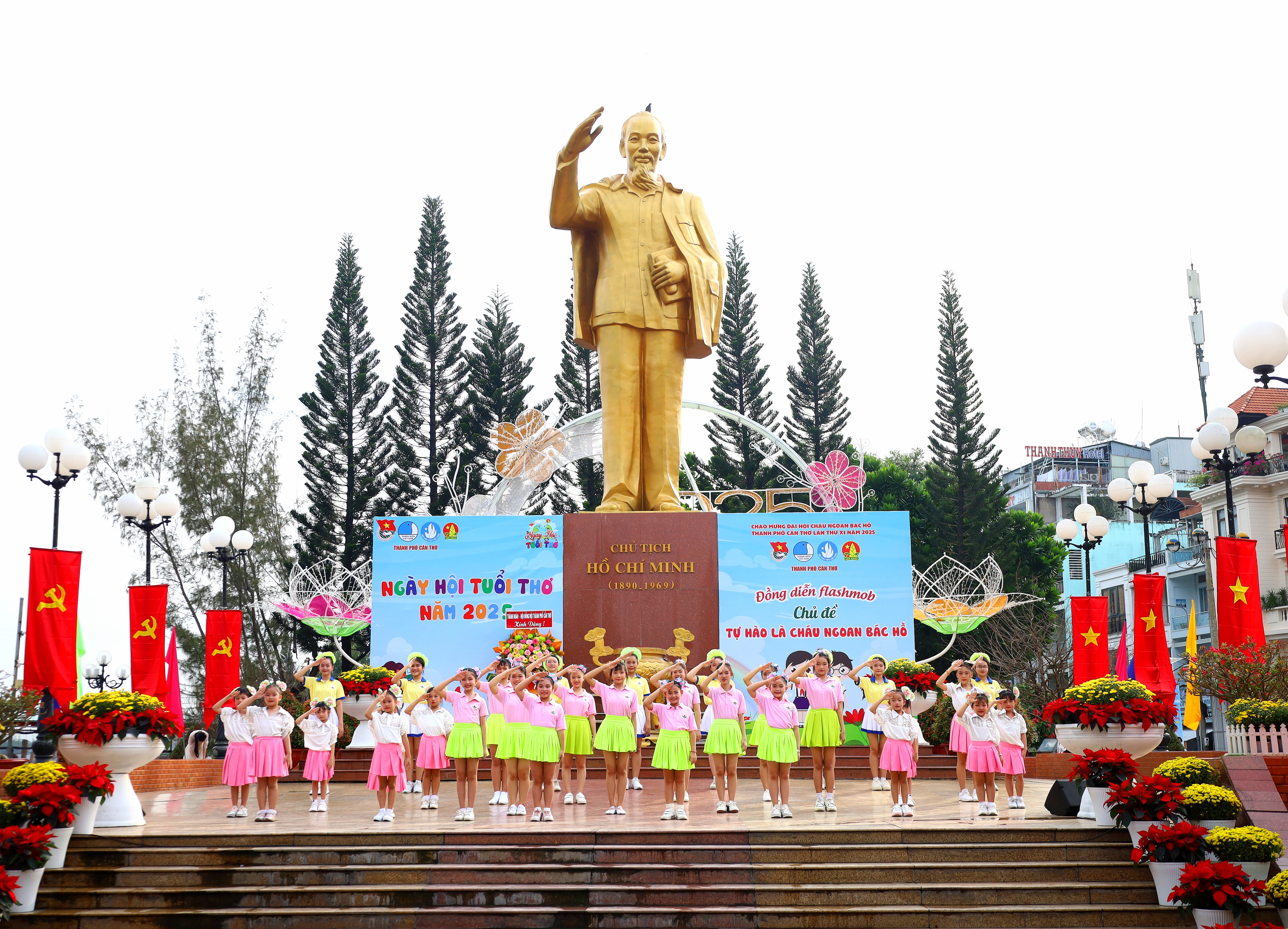 Hơn 230 em thiếu nhi đến từ 9 quận, huyện trên địa bàn TP. Cần Thơ đã cùng nhau tham gia màn nhảy flashmob đầy sôi động và ý nghĩa tại Tượng đài Bác Hồ, góp phần quảng bá hình ảnh đẹp Bến Ninh Kiều.