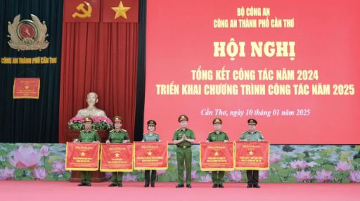 Công an huyện Vĩnh Thạnh (bìa trái) được Bộ Công an tặng Cờ thi đua Đơn vị xuất sắc, dẫn đầu phong trào thi đua Vì an ninh Tổ quốc.