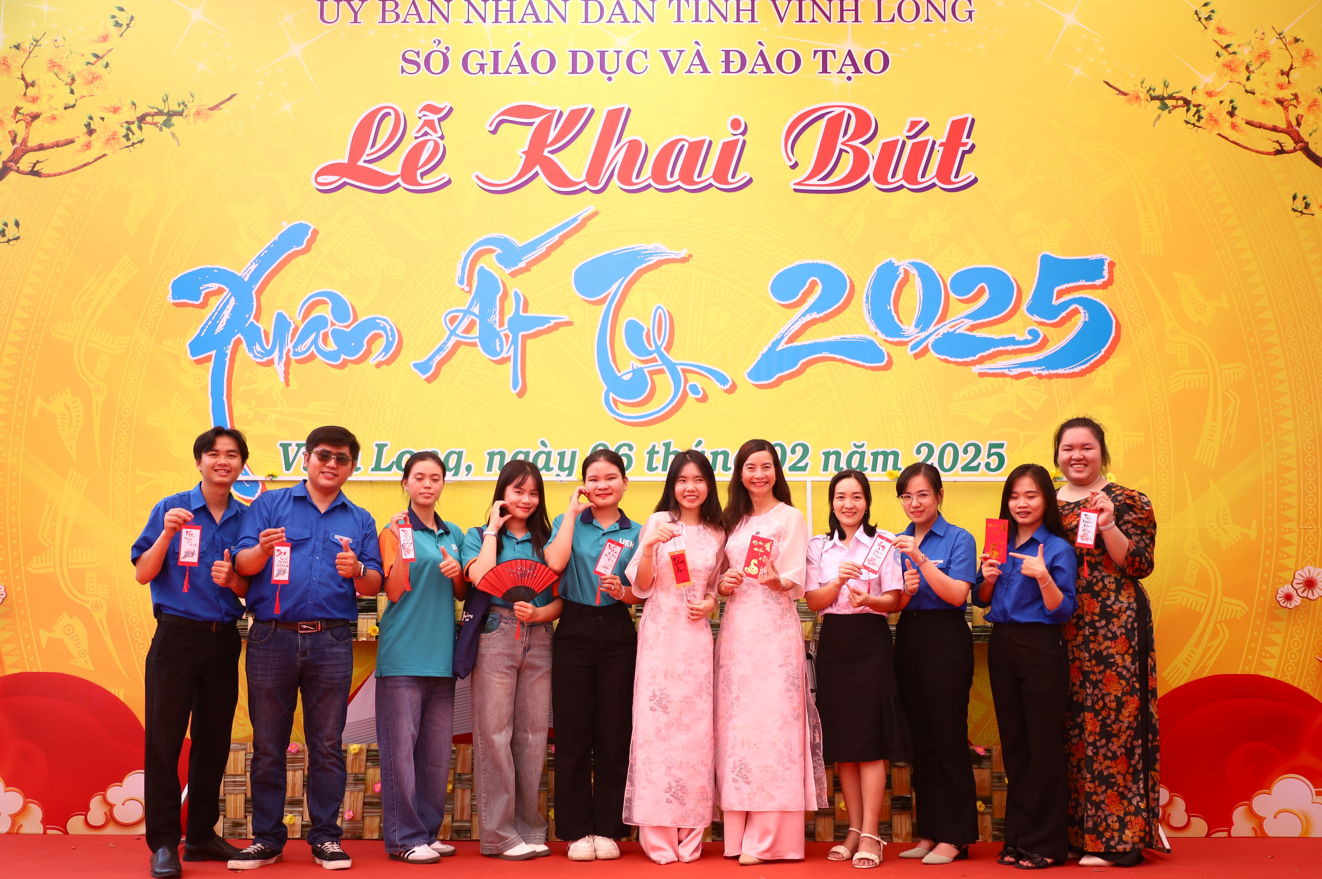 Tập thể Đại học Kinh tế TP. Hồ Chí Minh (UEH) Phân hiệu Vĩnh Long - UEH Mekong tham dự lễ khai bút Xuân Ất Tỵ năm 2025.