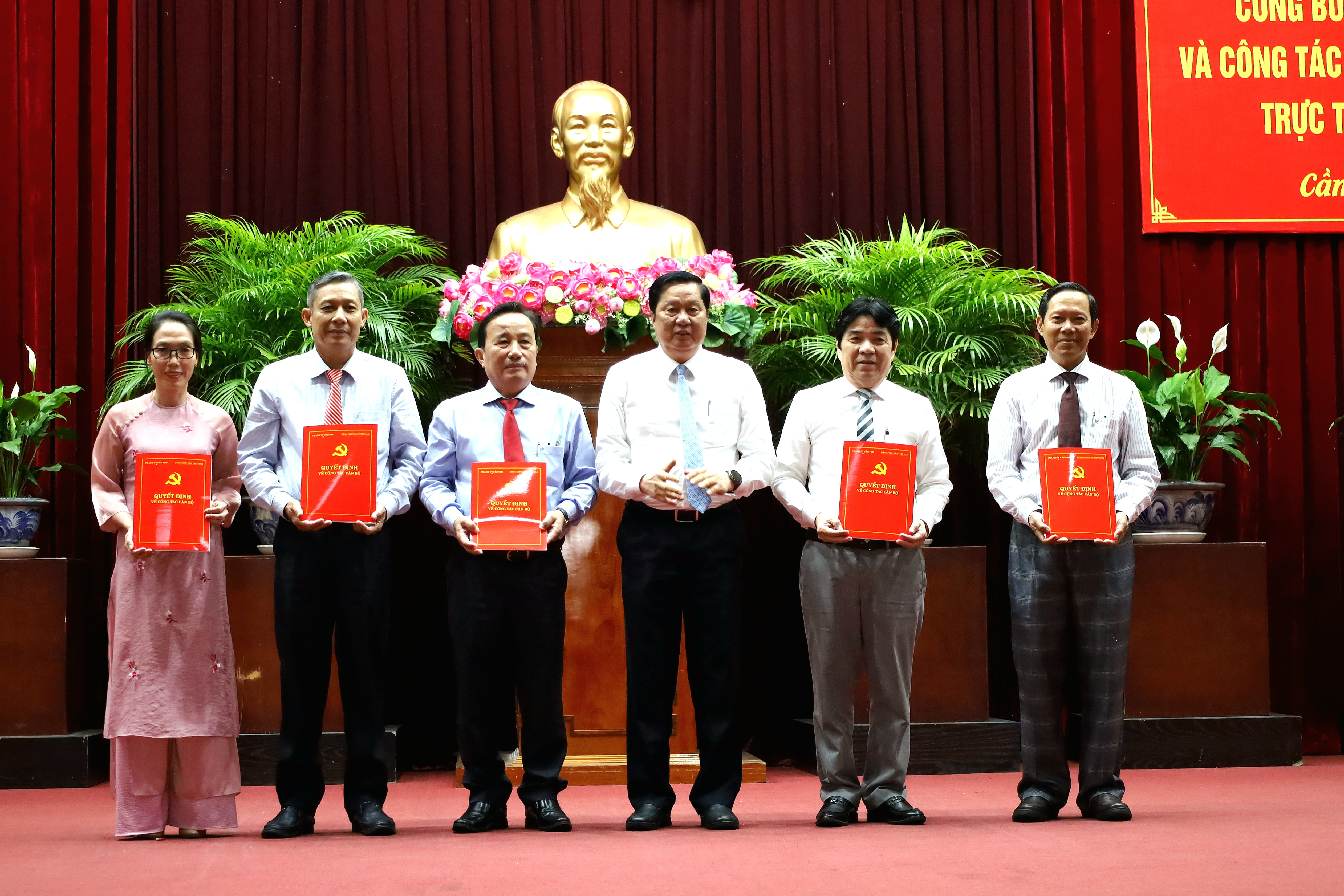 Ông Phạm Văn Hiểu - Phó Bí thư Thường trực Thành ủy, Chủ tịch HĐND TP. Cần Thơ, Bí thư Đảng ủy Đảng bộ các cơ quan Đảng thành phố trực thuộc đảng bộ TP. Cần Thơ trao quyết định chuyển giao tổ chức đảng từ Đảng ủy Khối Doanh nghiệp đến thường trực các Quận ủy, Huyện ủy.