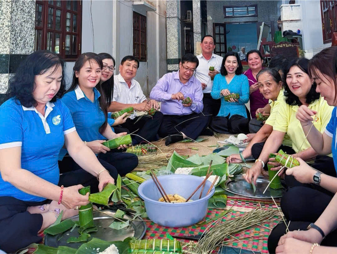 Ông Trần Lê Bình, Phó Bí thư Thường trực Huyện ủy cùng Hội Phụ nữ thị trấn Phong Điền gói bánh tét tặng thanh niên lên đường nhập ngũ.