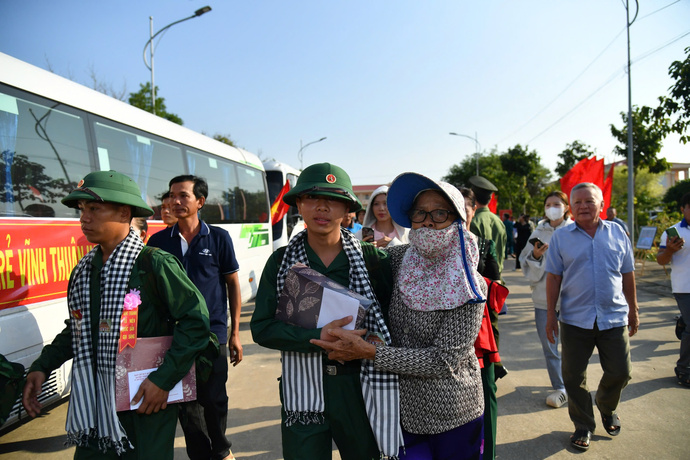 Những cái ôm, lời dặn dò từ gia đình, người thân khi tiễn các chiến sĩ lên đường làm nhiệm vụ.