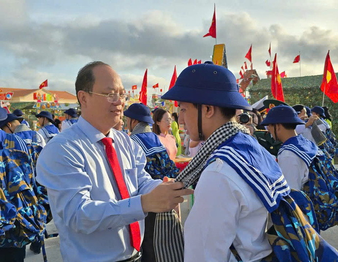 Ông Nguyễn Hồ Hải, Bí thư Tỉnh ủy Cà Mau tặng quà cho tân tân binh huyện Phú Tân.