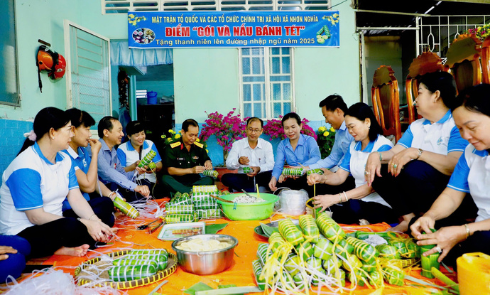 Đại tá Trần Quốc Khởi, Phó Chính ủy Bộ Chỉ huy Quân sự thành phố Cần Thơ, gói bánh tặng thanh niên lên đường nhập ngũ.