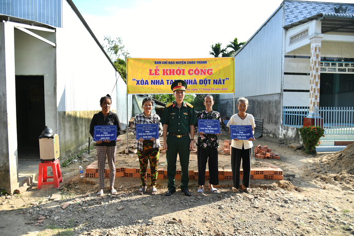 Đại tá Cao Minh Tâm, Phó Chính ủy Bộ CHQS tỉnh trao bảng tượng trưng hỗ trợ xây dựng nhà từ chương trình xóa nhà tạm, nhà dột nát cho người dân trên địa bàn xã Bình An.