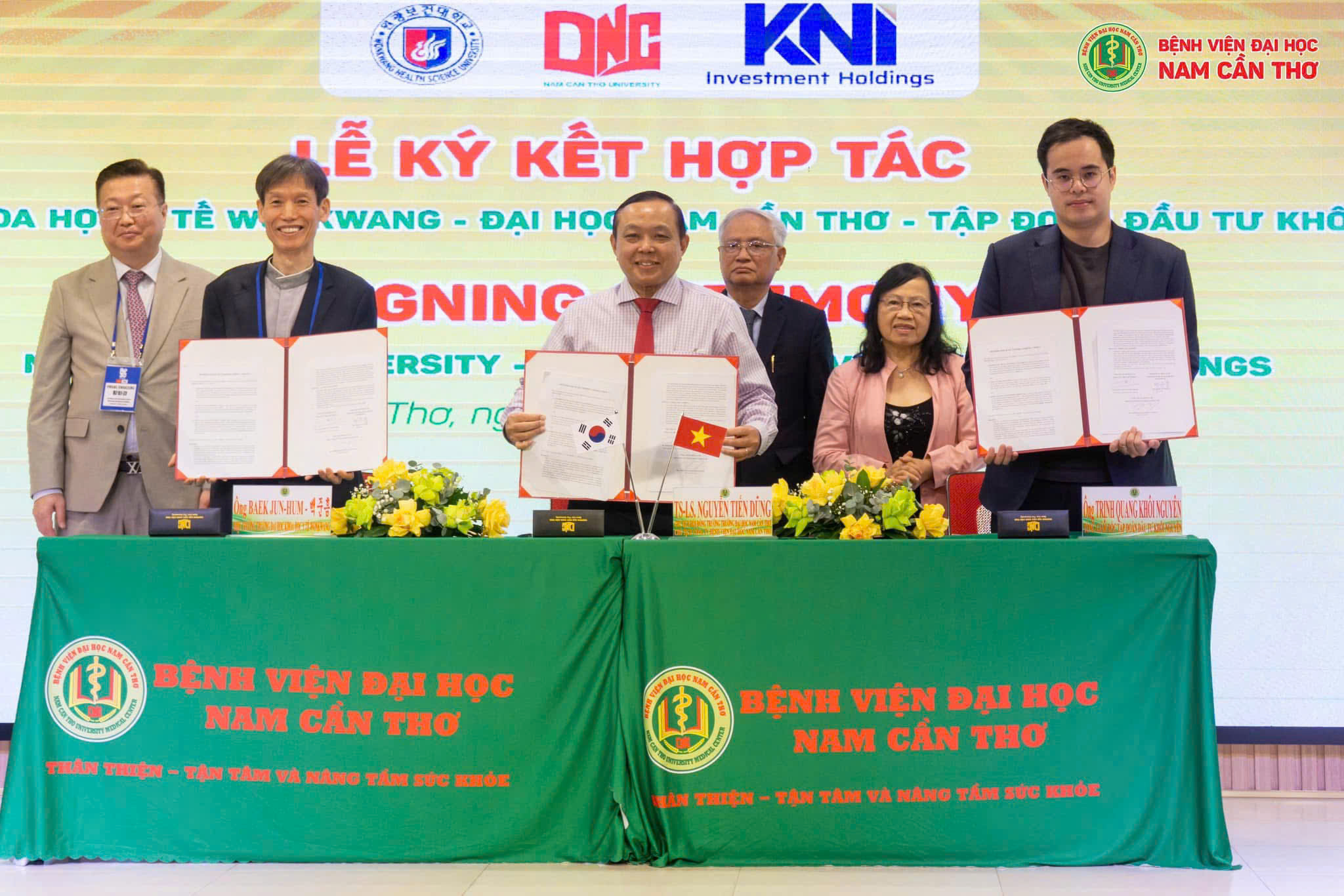 Ký kết hợp tác chiến lược giữa Trường Đại học Nam Cần Thơ, Tập đoàn Đầu tư Khôi Nguyên và Đại học Khoa học Y tế Wonkwang (Hàn Quốc).