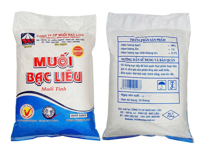 Sản phẩm Muối tinh Bạc Liêu được sản xuất bởi Công ty Cổ phần Muối Bạc Liêu, sử dụng nguồn nguyên liệu muối biển (NaCl) chất lượng cao, được thu hoạch trực tiếp từ các diêm dân địa phương.