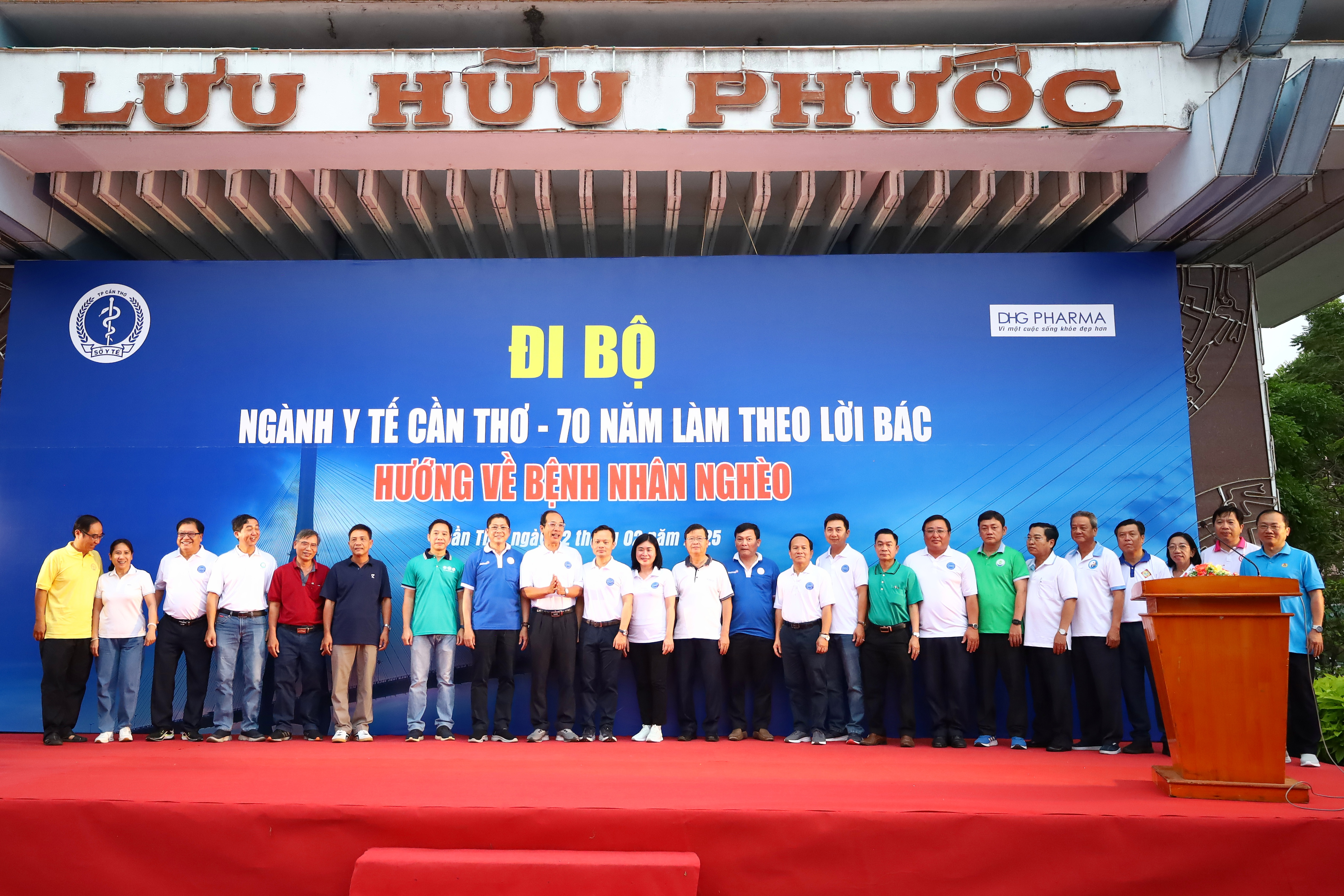 Lãnh đạo Sở Y tế TP. Cần Thơ chụp hình lưu niệm cùng đại diện các cơ sở y tế.