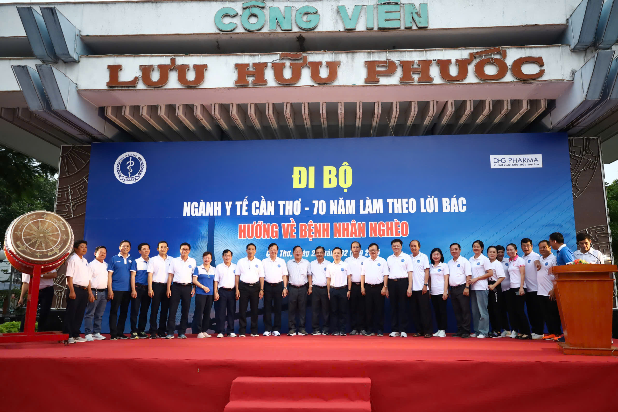 Các đại biểu chụp hình lưu niệm tại chương trình.