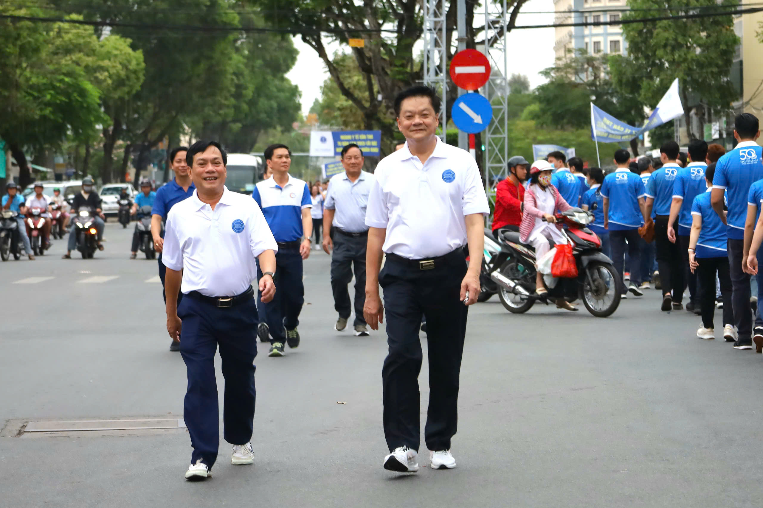 Ông Dương Tấn Hiển (bên phải) - Ủy viên BTV Thành ủy, Phó Chủ tịch thường trực UBND TP. Cần Thơ và ông Nguyễn Ngọc Hè - Phó Chủ tịch UBND TP. Cần Thơ tham gia Đi bộ hướng về bệnh nhân nghèo.