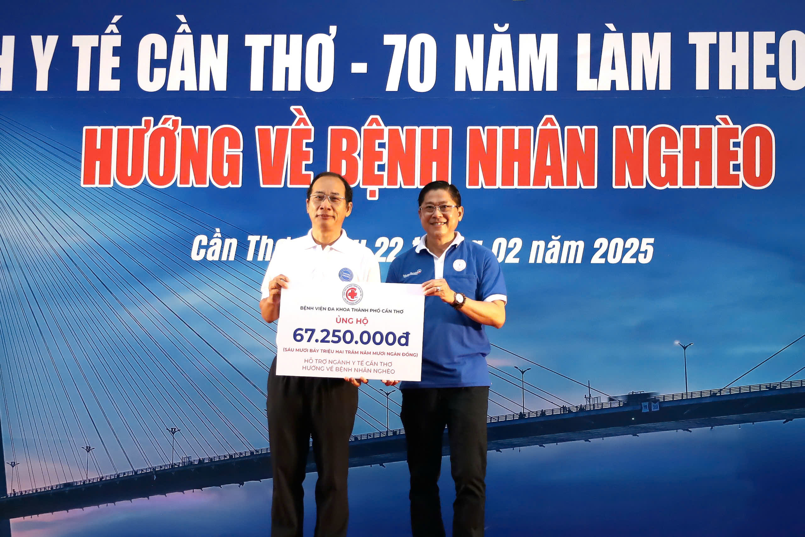 Ông Phạm Phú Trường Giang - Phó Giám đốc Sở Y tế Cần Thơ tiếp nhận bảng trao tặng hơn 67 triệu đồng từ Đại diện Bệnh viện Đa khoa TP. Cần Thơ.