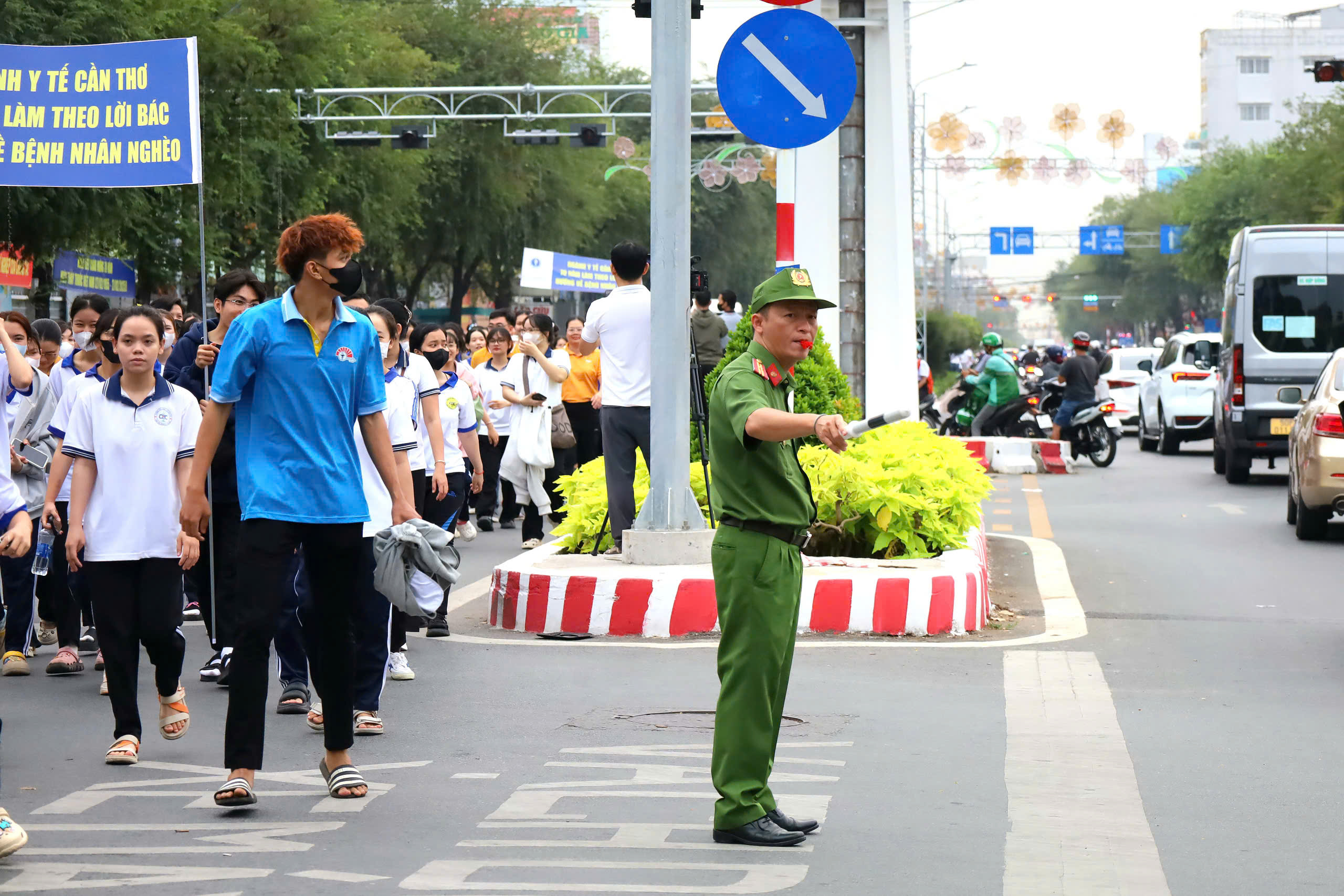 Lực lượng Công an TP. Cần Thơ tham gia điều tiết giao thông.