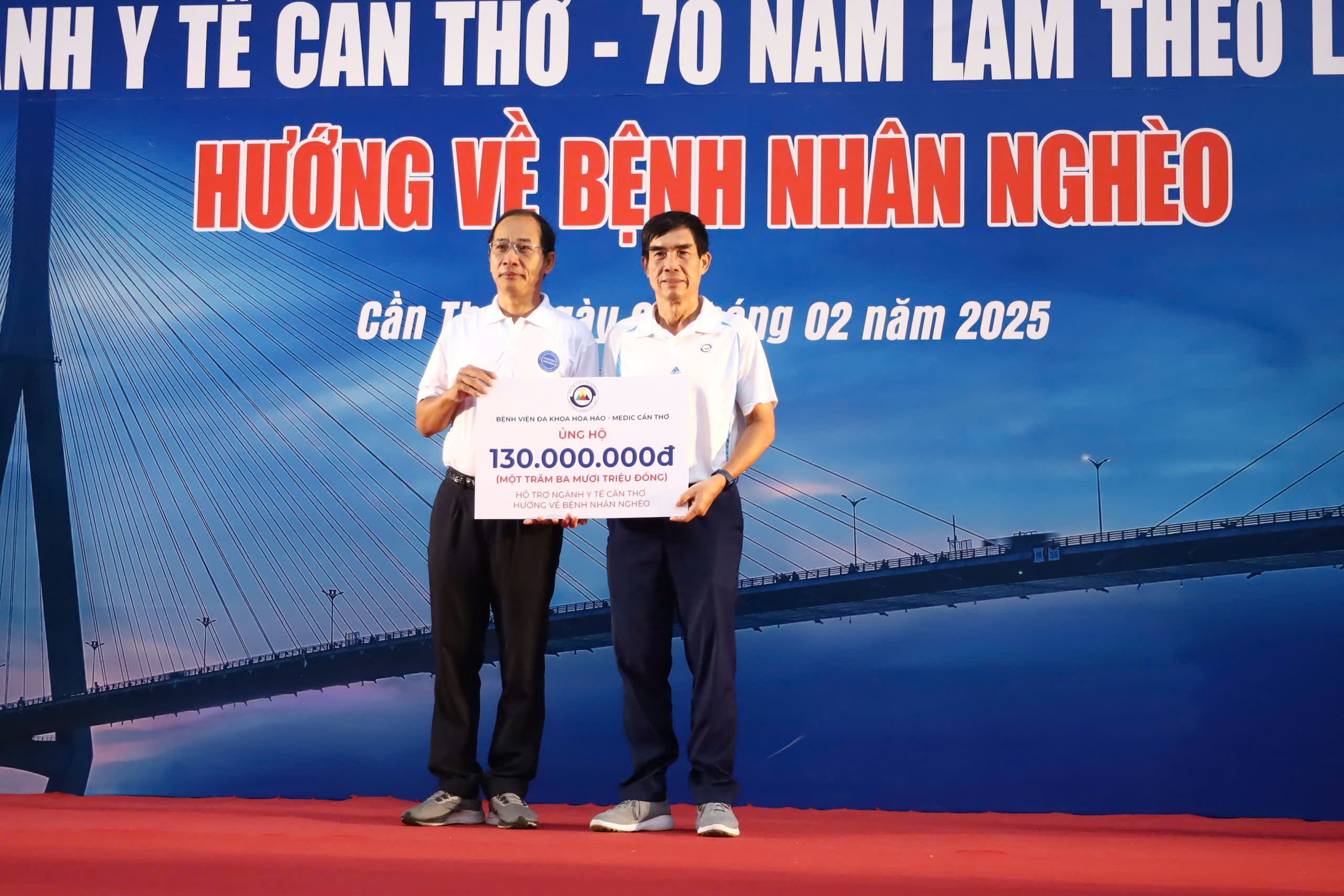 Ông Phạm Phú Trường Giang - Phó Giám đốc Sở Y tế Cần Thơ tiếp nhận bảng trao tặng 130 triệu đồng từ Đại diện Bệnh viện Đa khoa Hòa Hảo - Medic Cần Thơ.