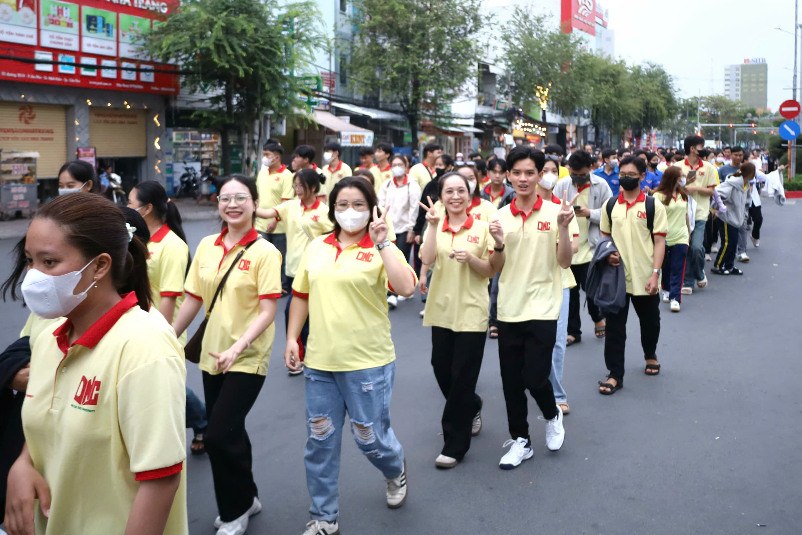 Sinh viên Trường Đai học Nam Cần Thơ tham gia chương trình.