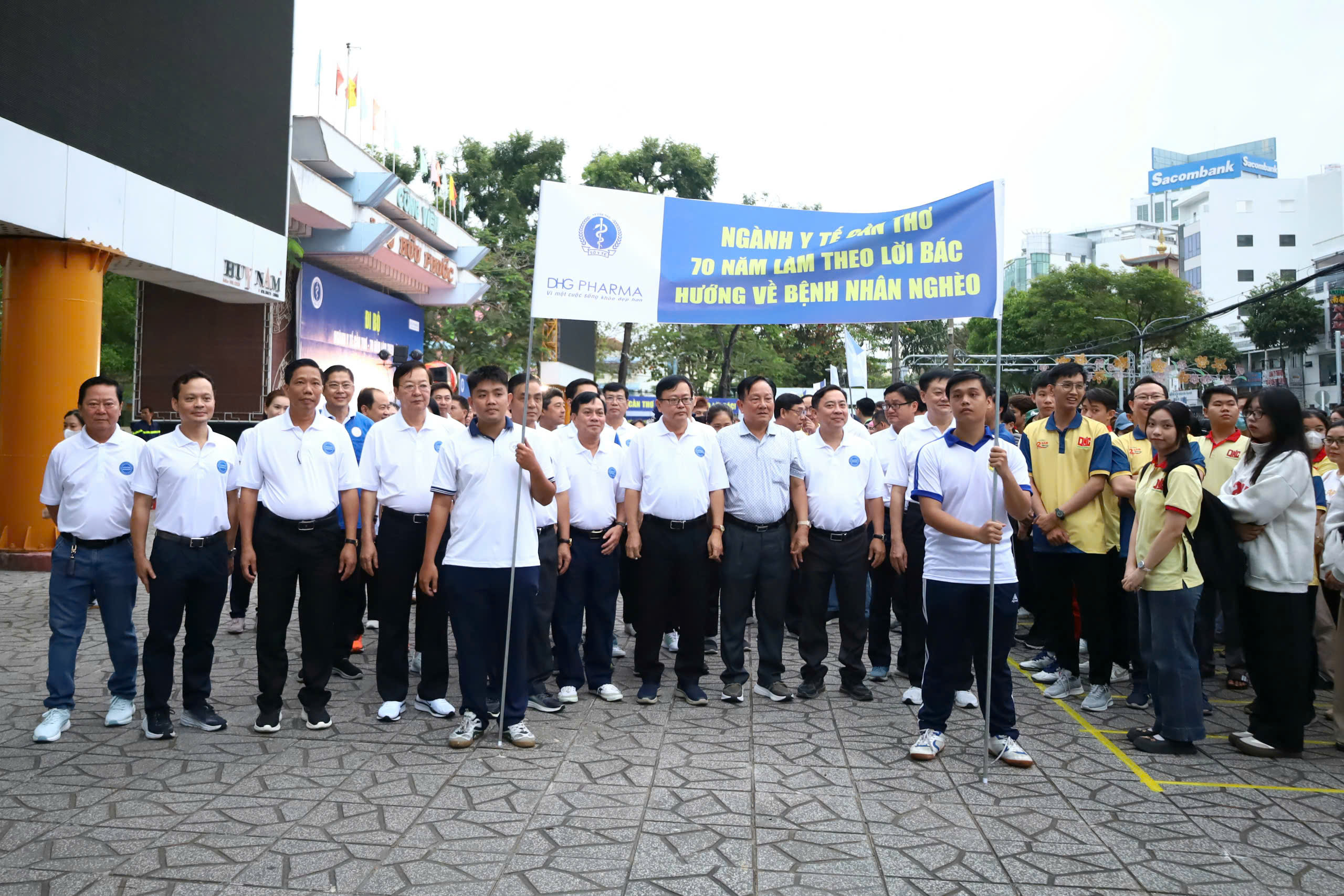 Lãnh đạo TP. Cần Thơ tham gia chương trình Ngành y tế Cần Thơ - Đi bộ hướng về bệnh nhân nghèo.