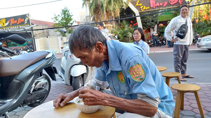 Ông Vinh, trong lúc đi nhặt ve chai, tình cờ đi ngang qua tiệm mì 1.000 đồng thì được nhóm anh Đương mời vào ăn. Lúc đầu, ông tưởng phải trả tiền mới được ăn, nhưng khi các cháu trong tiệm thông báo rằng bữa ăn là miễn phí, ông cảm thấy rất xúc động và vui mừng.