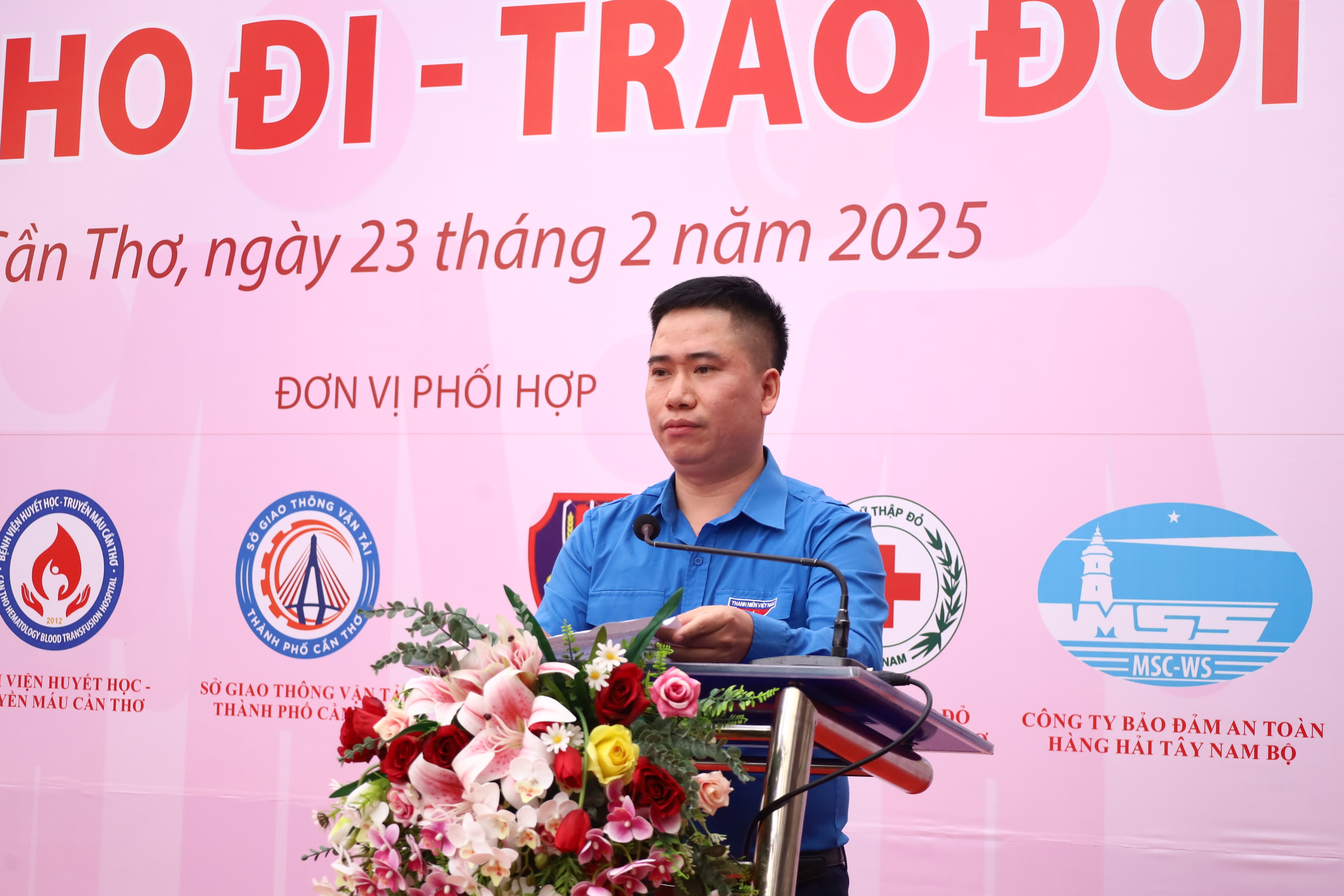 Anh Tạ Hữu Hiệp - Bí thư Đoàn Thanh niên Báo Giao thông phát biểu khai mạc ngày hội.