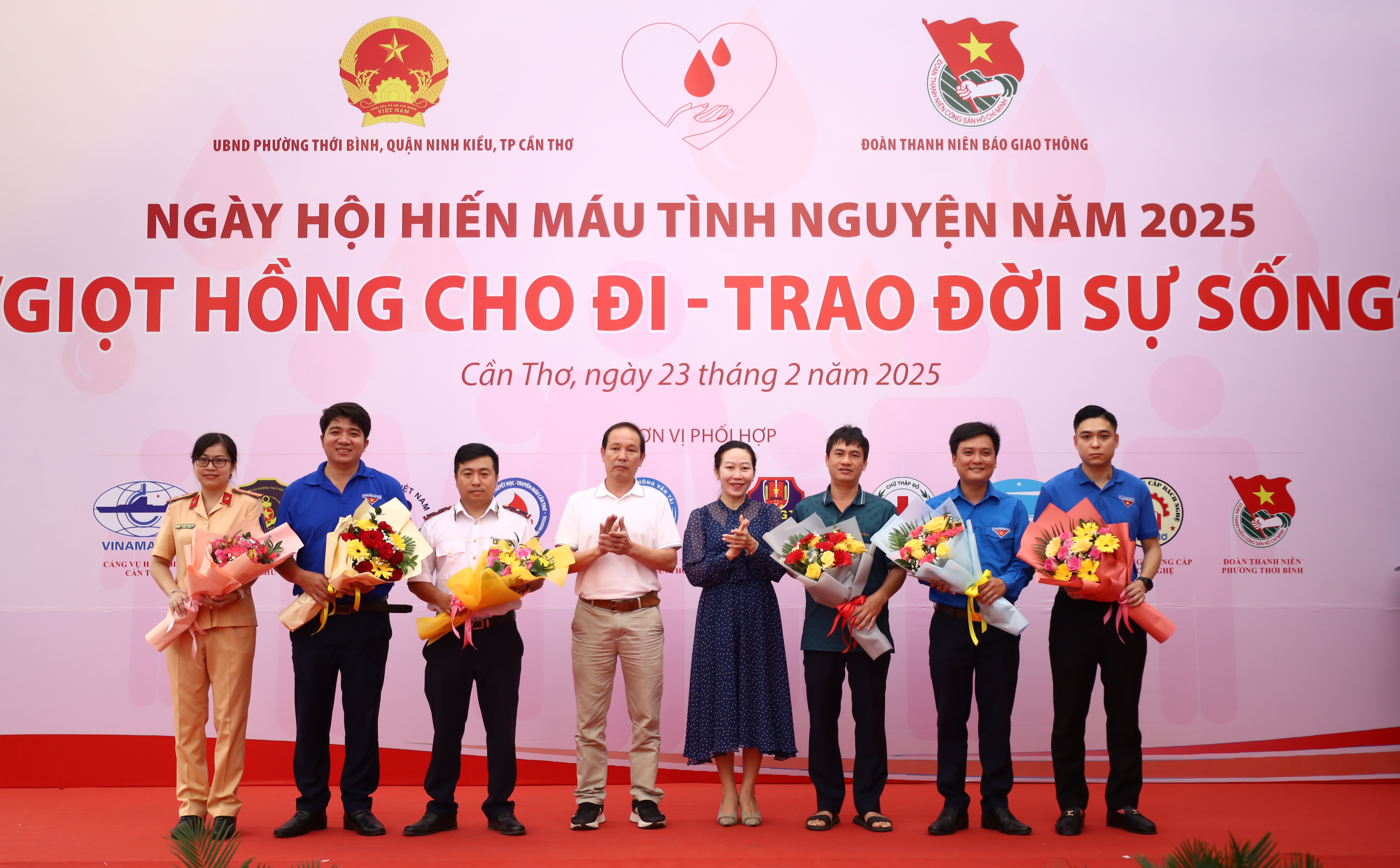 Ông Đặng Văn Đại - Ủy viên hội đồng Ban biên tập Báo Giao thông và bà Lê Thị Hồng Lam - Ủy viên BTV Quận ủy, Trưởng Ban Tổ chức Quận ủy Ninh Kiều tặng hoa cám ơn các đơn vị đồng hành tổ chức chương trình.