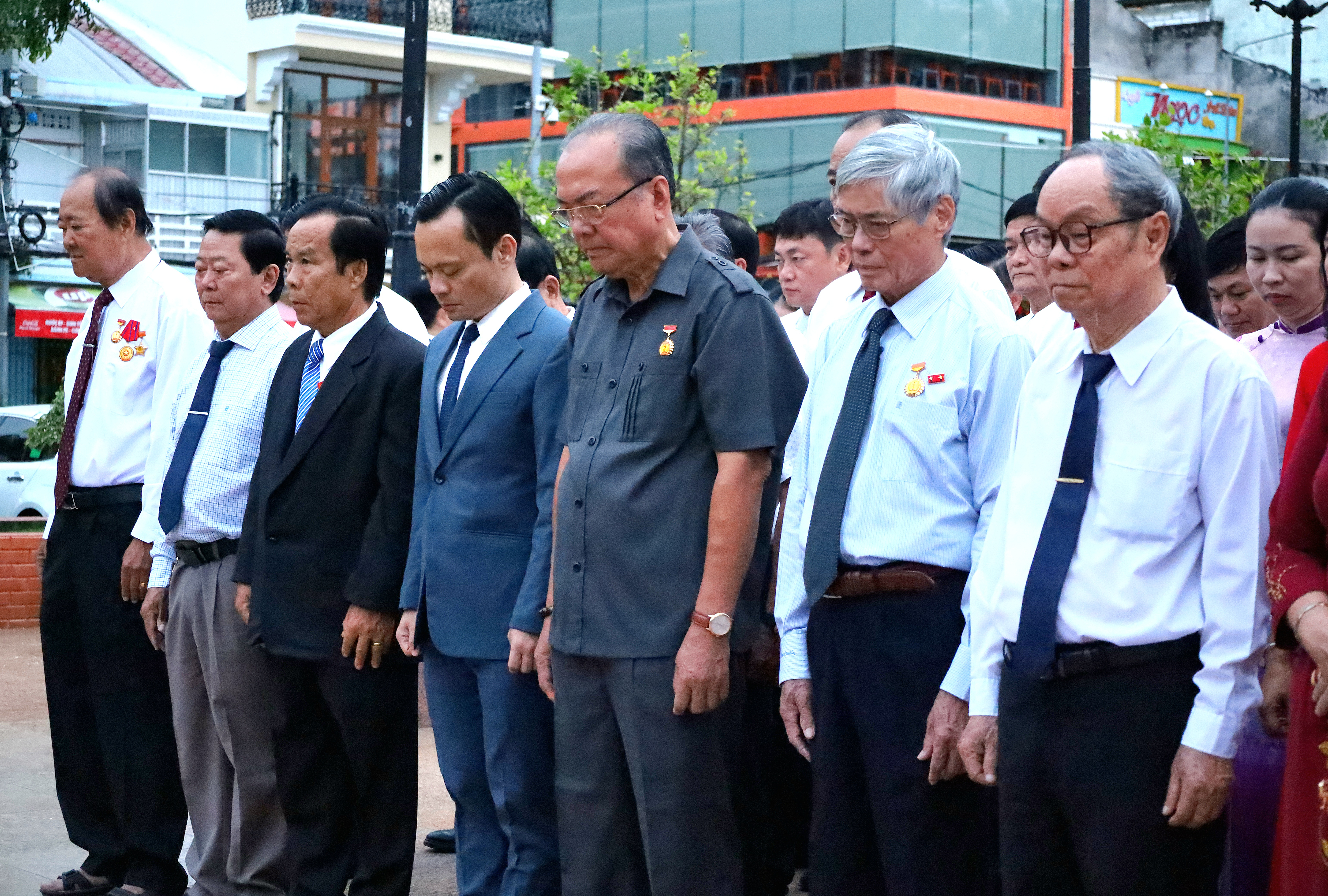 Các đại biểu thành kính dành một phút mặc niệm tưởng nhớ công ơn của Chủ tịch Hồ Chí Minh.