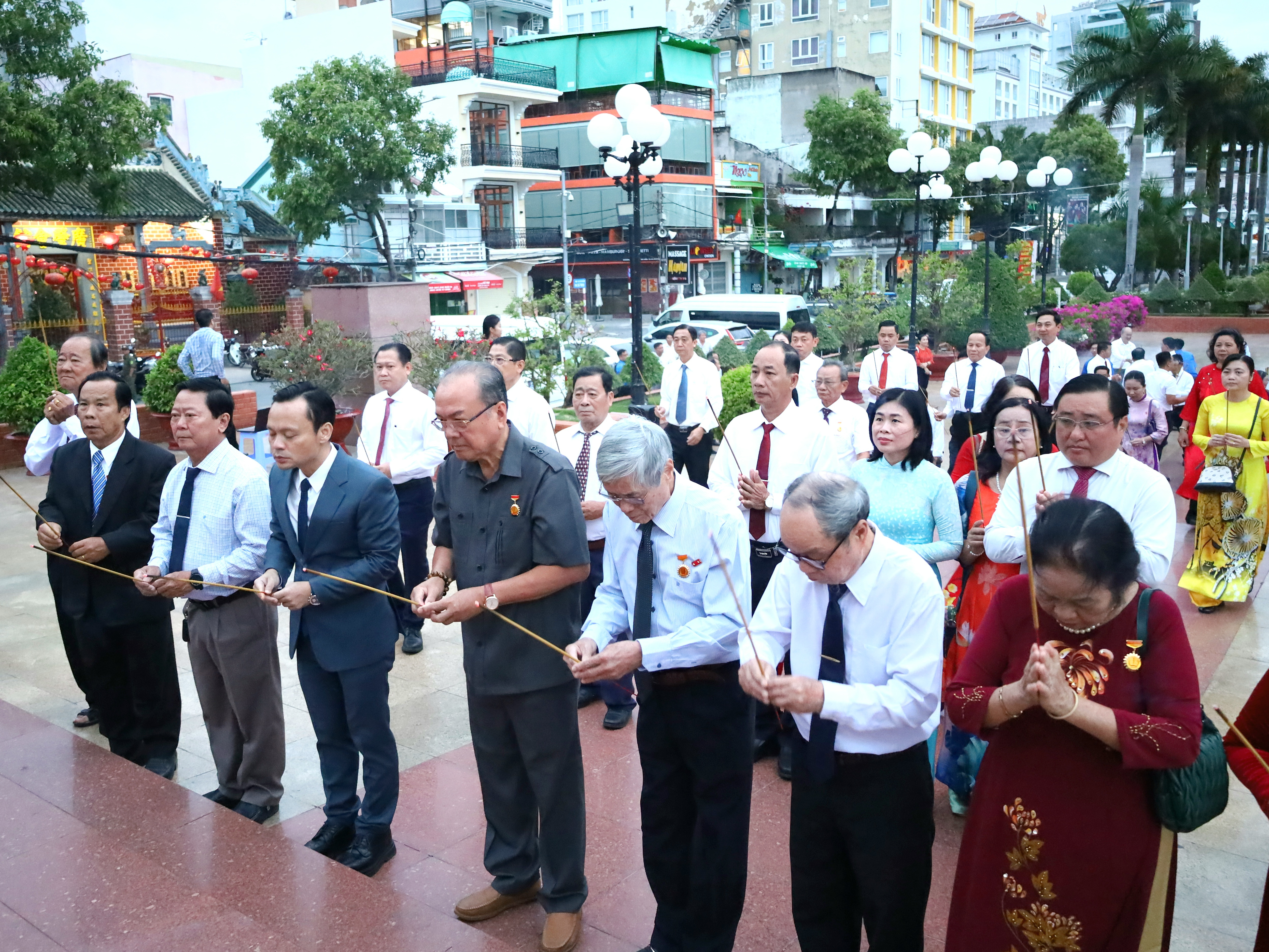 Các đại biểu thành kính dâng hoa, thắp hương tưởng nhớ công ơn của Chủ tịch Hồ Chí Minh.