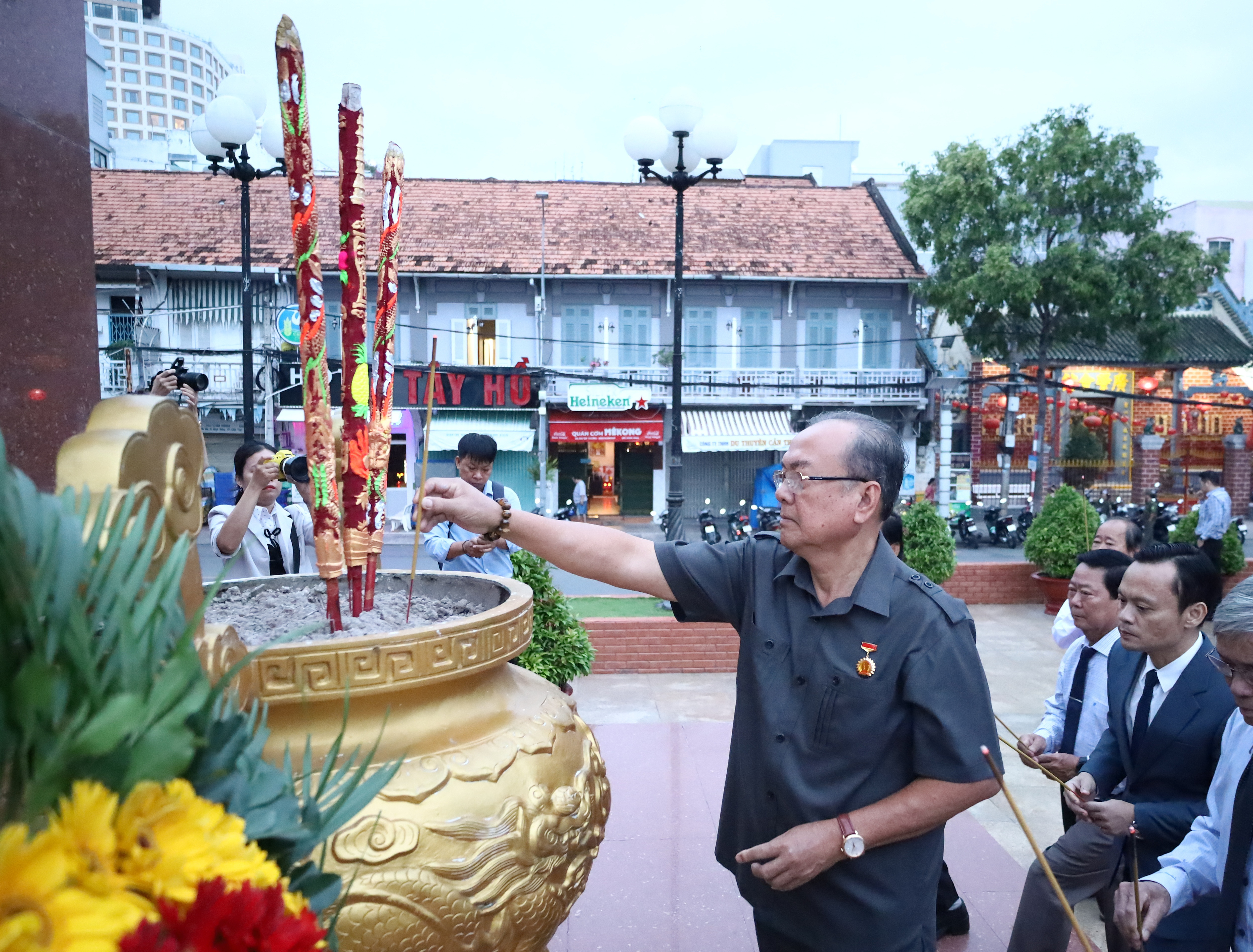 BSCKII. Thầy thuốc Nhân dân Lê Hùng Dũng - Nguyên Phó Bí thư Thành ủy, nguyên Chủ tịch UBND TP. Cần Thơ, nguyên Giám đốc Sở Y tế TP. Cần Thơ thắp hương tưởng nhớ công ơn của Chủ tịch Hồ Chí Minh.