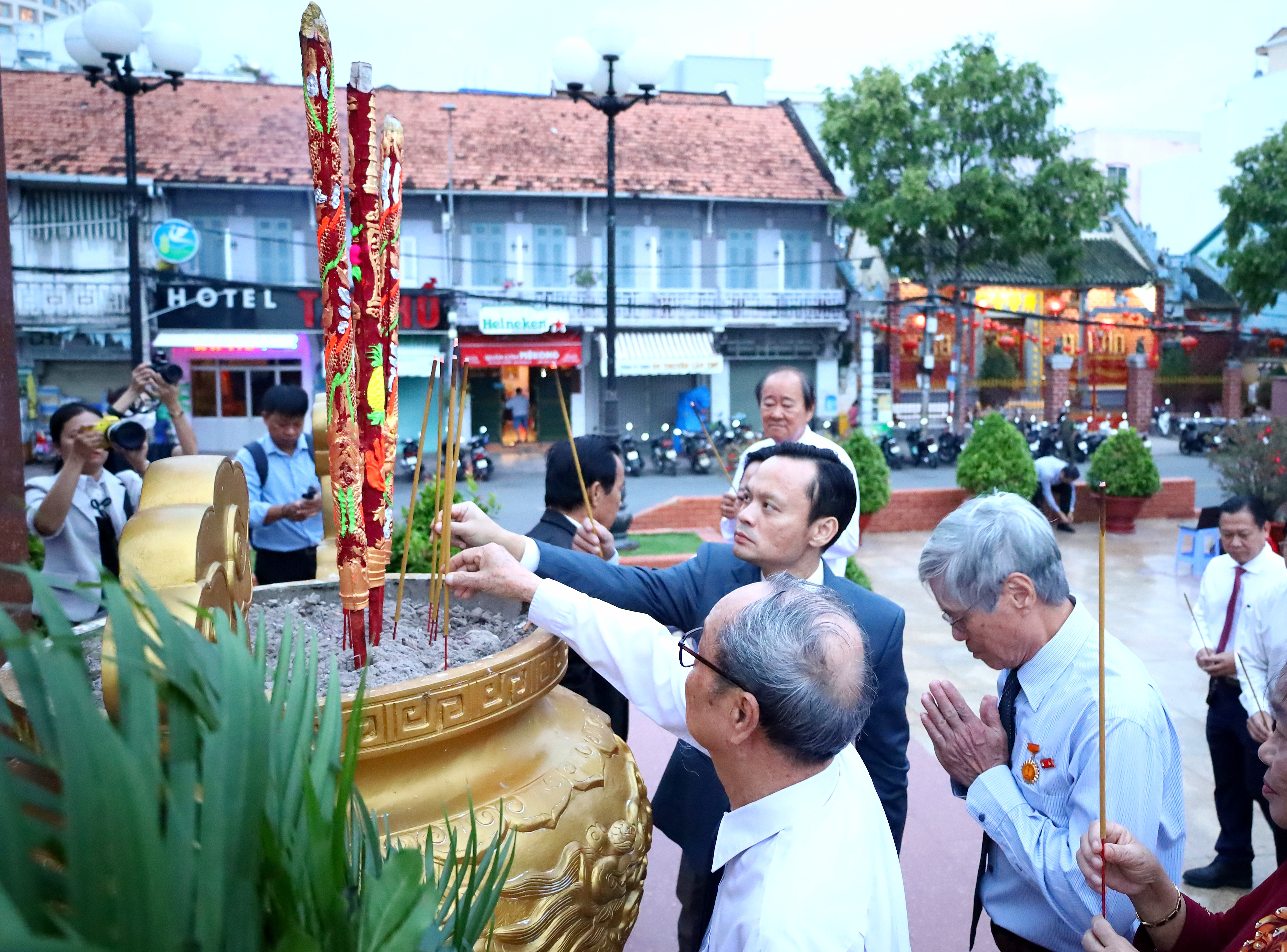 PGS.TS.BS. Hoàng Quốc Cường - Giám đốc Sở Y tế TP. Cần Thơ và nguyên lãnh đạo ngành Y tế thắp hương tưởng nhớ công ơn của Chủ tịch Hồ Chí Minh.