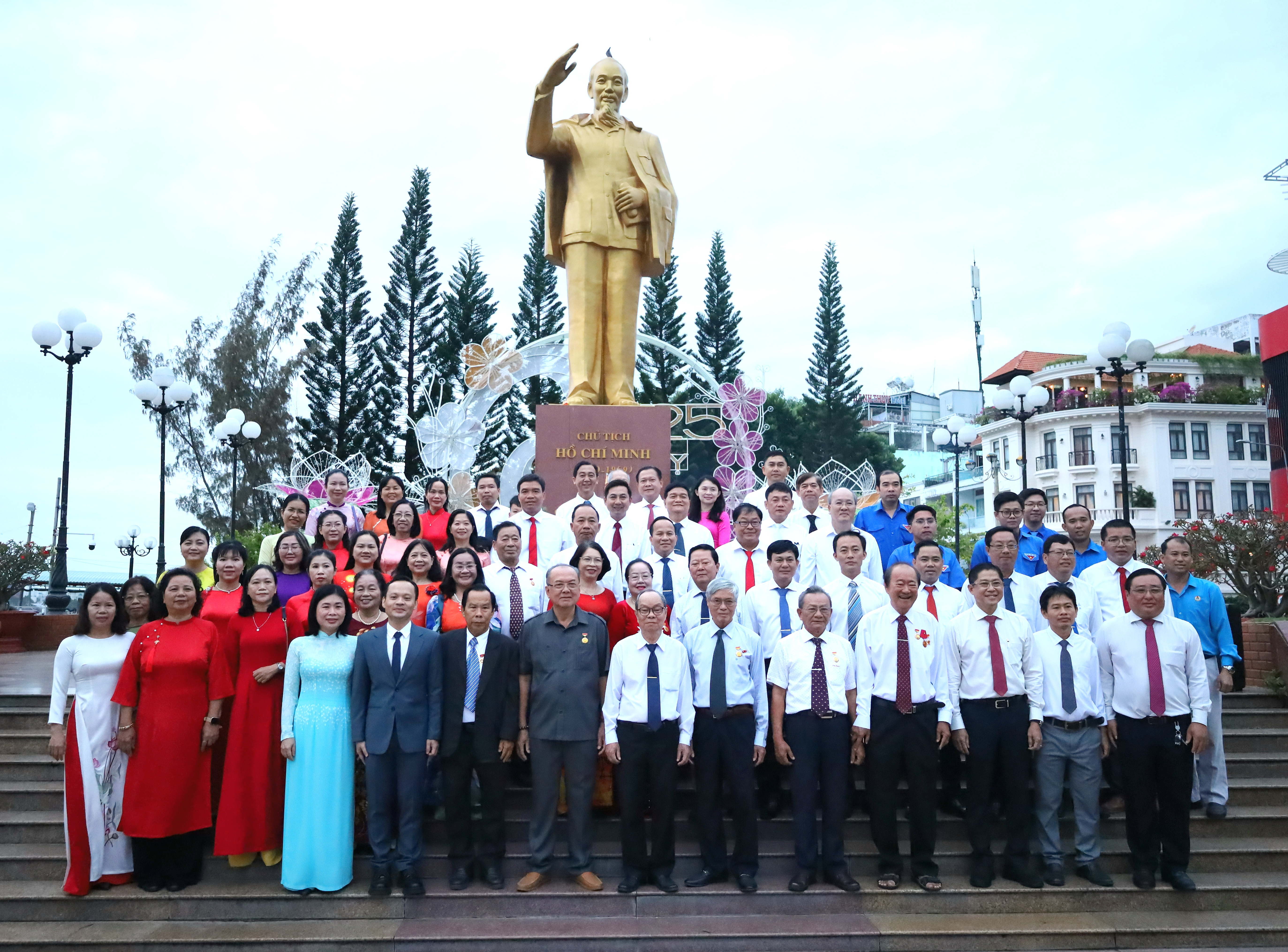 Các đại biểu chụp hình lưu niệm tại Tượng đài Chủ tịch Hồ Chí Minh.