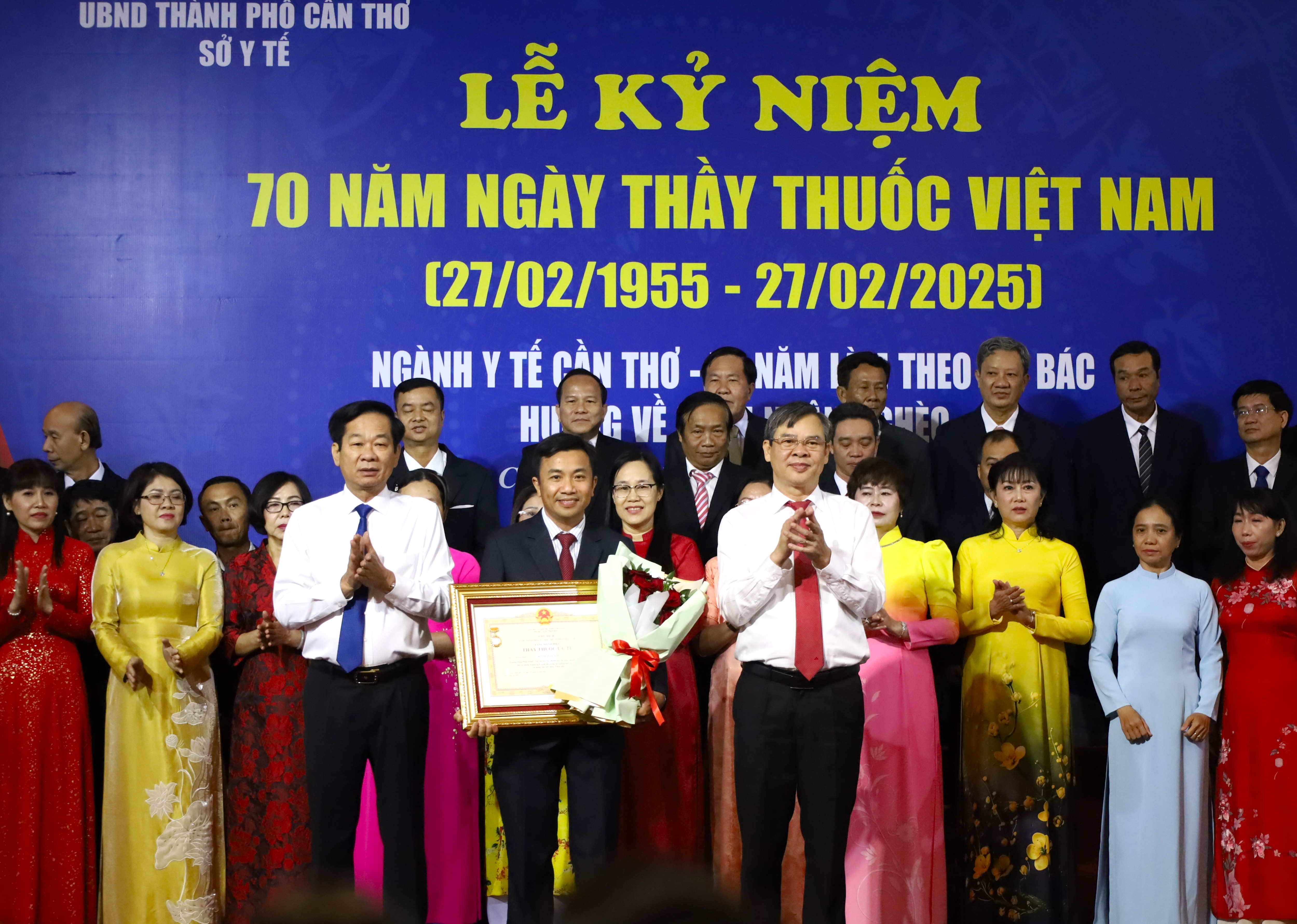 Ông Đỗ Thanh Bình - Ủy viên BCH Trung ương Đảng, Bí thư Thành ủy Cần Thơ và ông Trương Cảnh Tuyên - Phó Bí thư Thành ủy, Chủ tịch UBND TP Cần Thơ trao tặng danh hiệu Thầy thuốc Ưu tú và hoa cho BSCKII. Huỳnh Tuấn Hải - Trưởng khoa Phẫu thuật - Gây mê hồi sức.