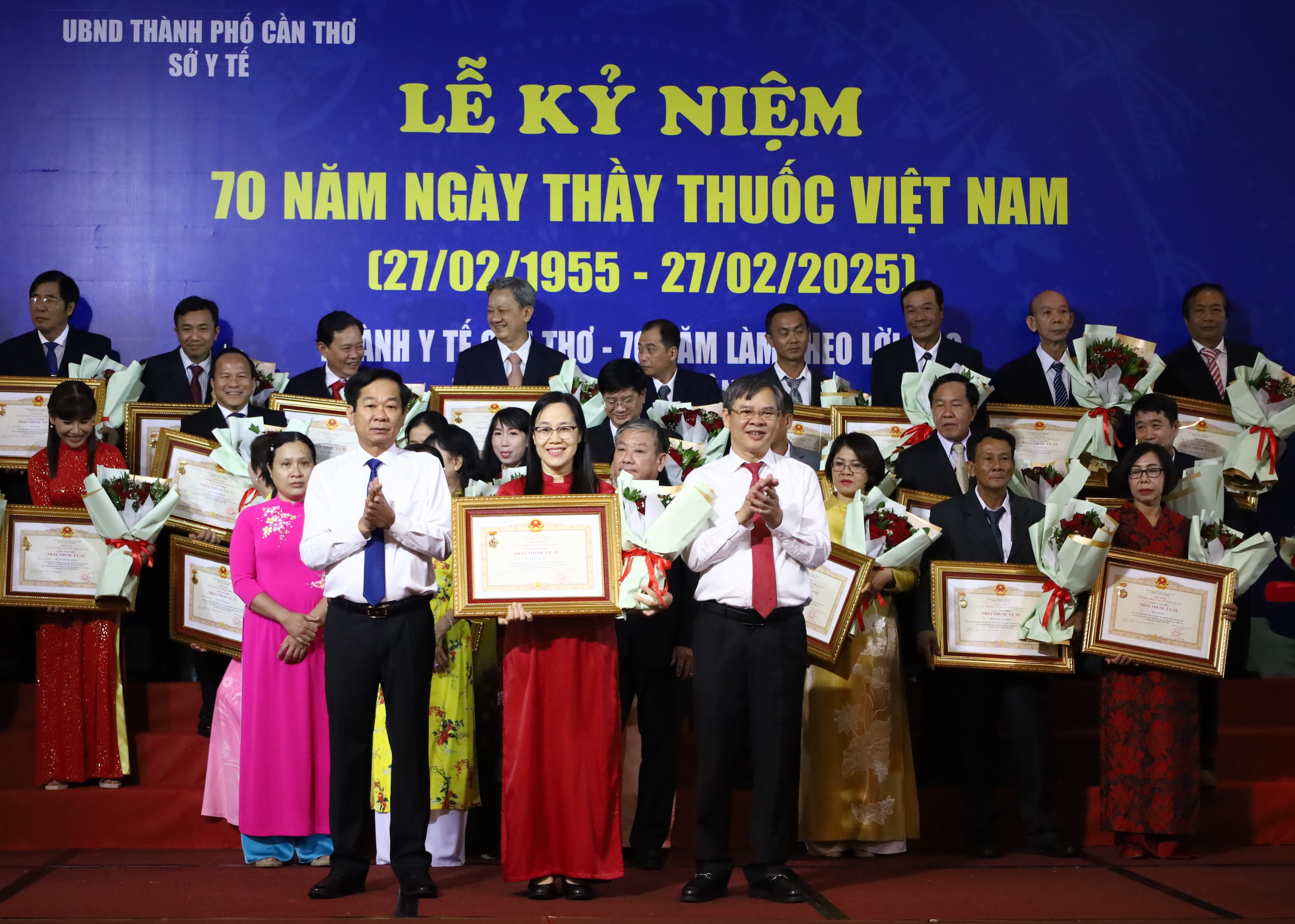 Ông Đỗ Thanh Bình - Ủy viên BCH Trung ương Đảng, Bí thư Thành ủy Cần Thơ và ông Trương Cảnh Tuyên - Phó Bí thư Thành ủy, Chủ tịch UBND TP Cần Thơ trao tặng danh hiệu Thầy thuốc Ưu tú và hoa cho BSCKII. Huỳnh Thanh Trúc - Trưởng khoa Khám bệnh.