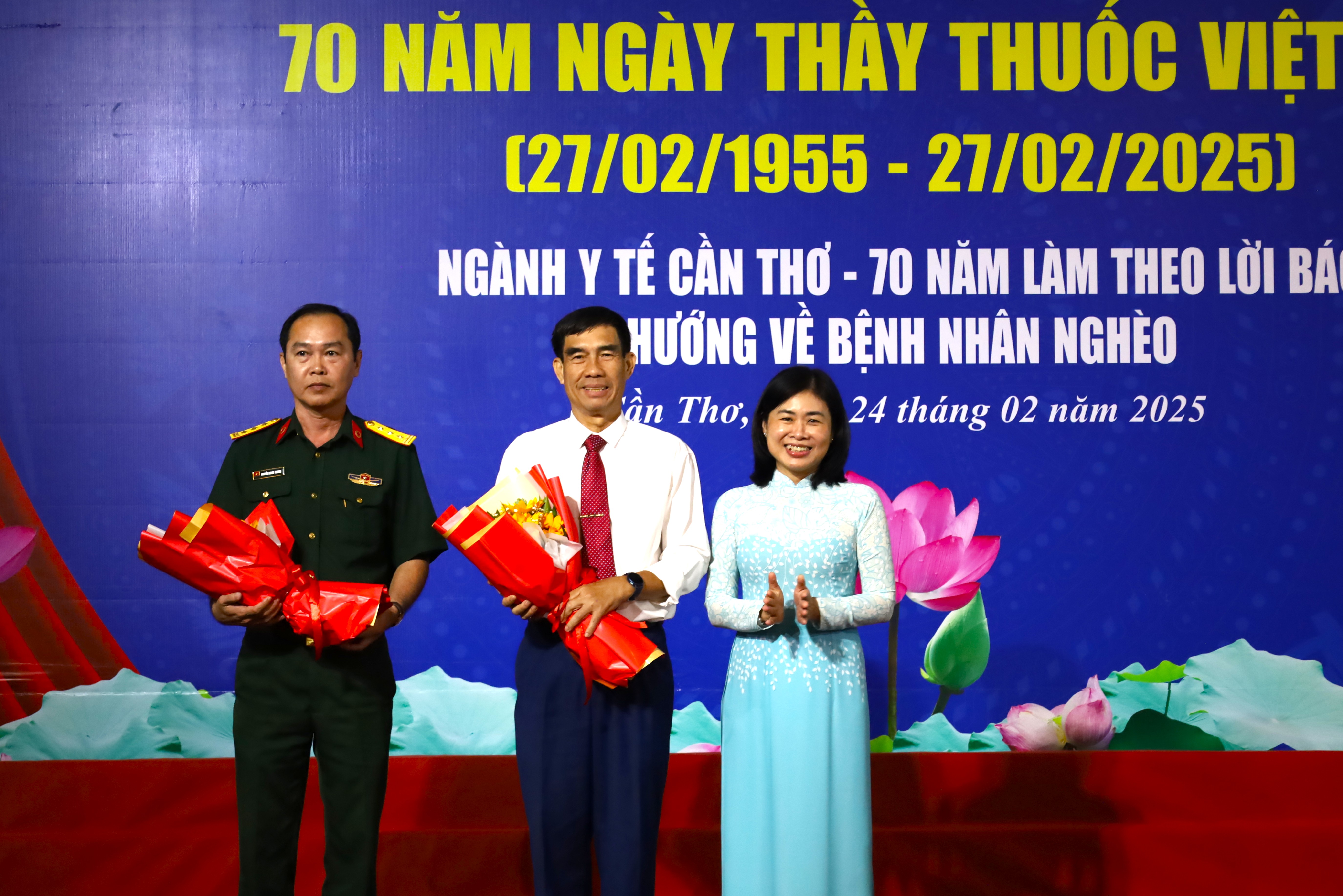 Bà Nguyễn Ngọc Việt Nga - Phó Giám đốc Sở Y tế tặng hoa chúc mừng Thầy thuốc Ưu tú - Thượng tá - BSCKII Nguyễn Minh Phong - Giám đốc Bệnh viện Quân Dân y TP. Cần Thơ và Đại tá - Tiến sĩ - Bác sĩ Phạm Hoàng Lai - Phó Giám đốc Bệnh viện Đa khoa Hòa Hảo – Medic Cần Thơ.