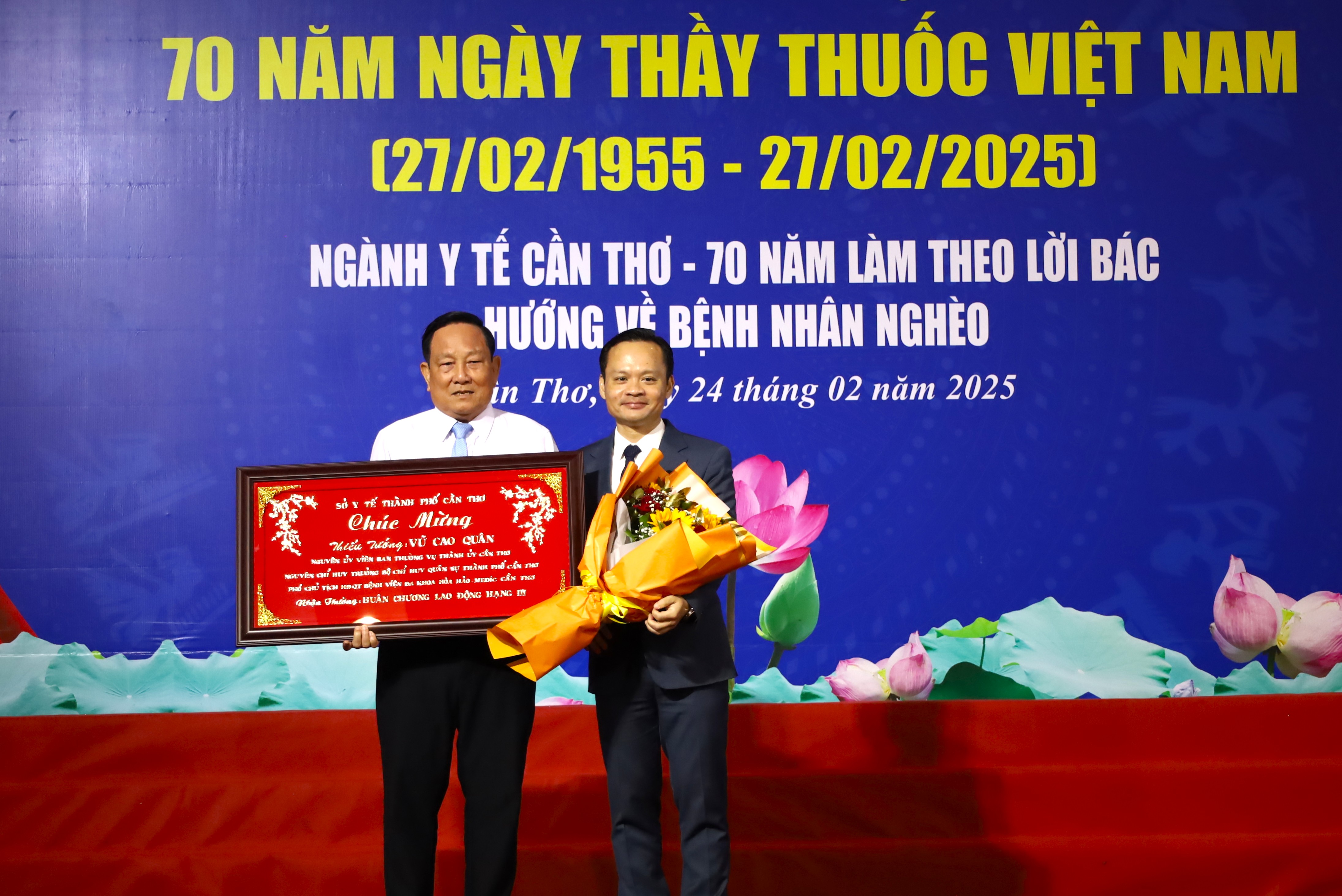 PGS.TS.BS. Hoàng Quốc Cường - Giám đốc Sở Y tế TP Cần Thơ trao tặng khánh và hoa chúc mừng Thiếu tướng Vũ Cao Quân - Phó Chủ tịch HĐQT Bệnh viện Đa khoa Hòa hảo - Medic Cần Thơ được tặng Huân chương Lao động hạng Ba trong năm 2024.