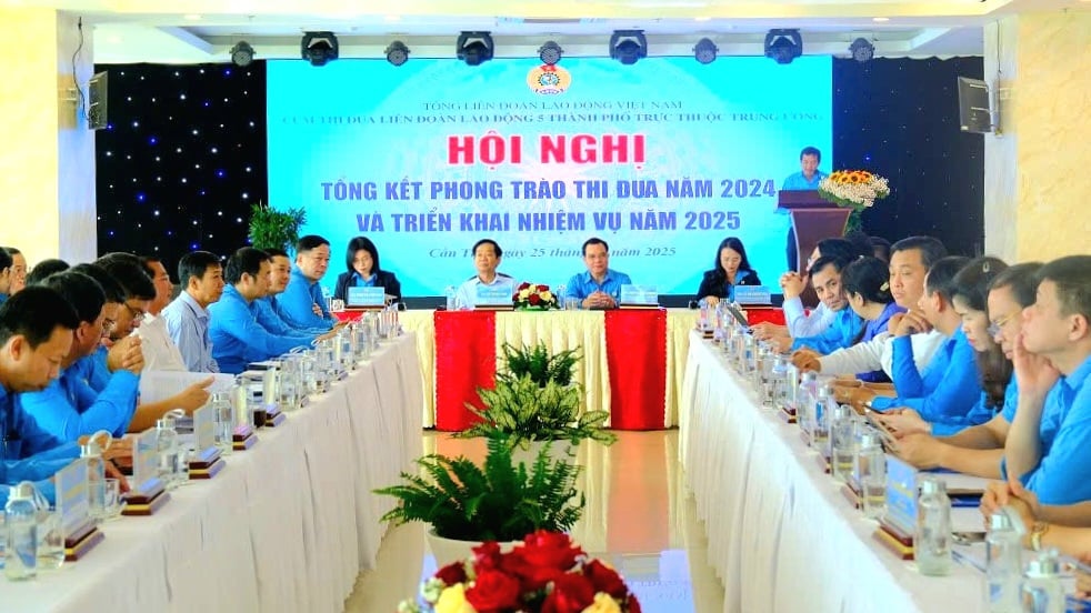 Quang cảnh hội nghị Tổng kết phong trào thi đua năm 2024 và triển khai nhiệm vụ năm 2025 của cụm thi đua Liên đoàn lao động (LĐLĐ) 5 thành phố trực thuộc Trung ương.