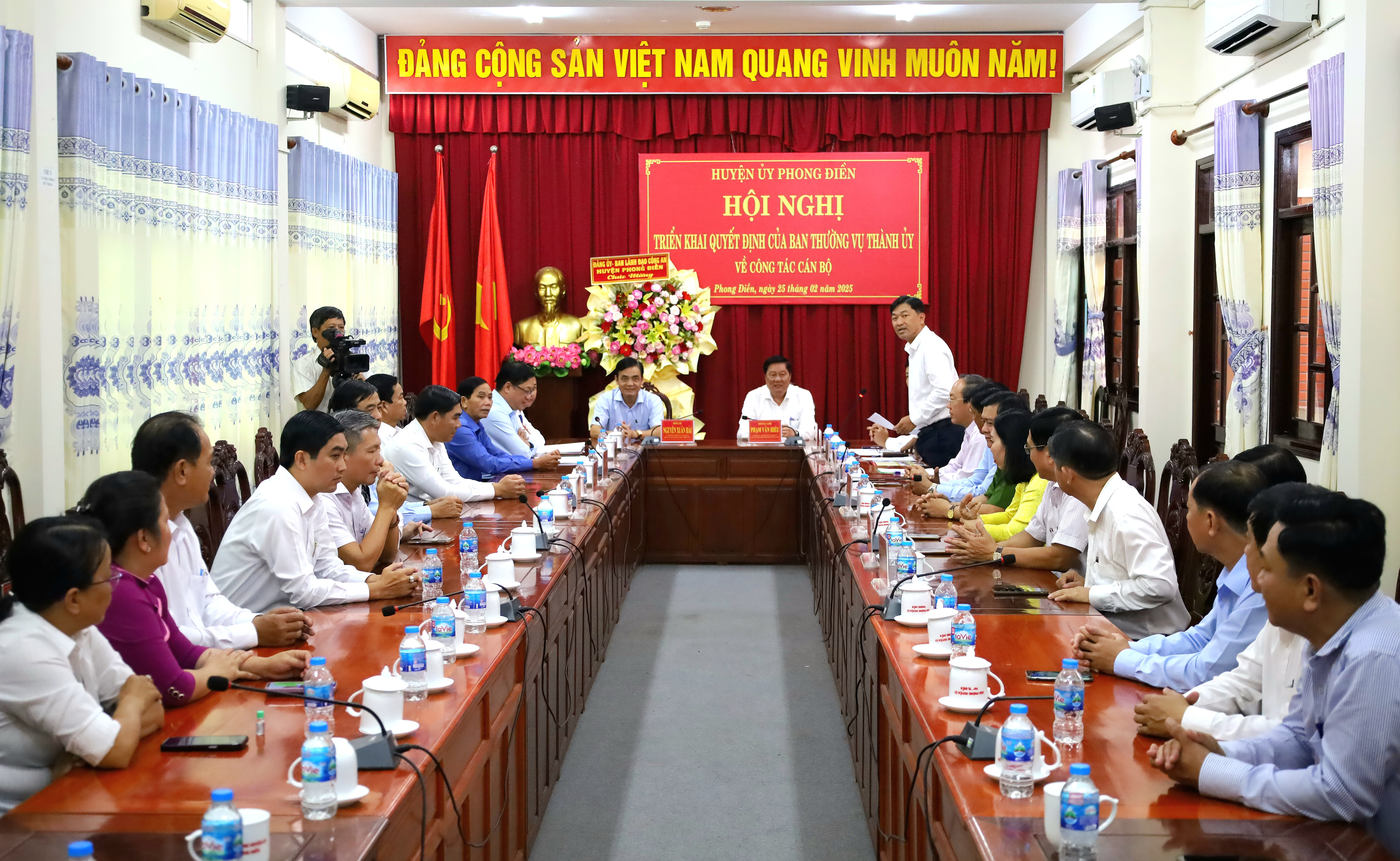 Quang cảnh Hội nghị triển khai quyết định của Ban thường vụ Thành ủy Cần Thơ về công tác cán bộ.