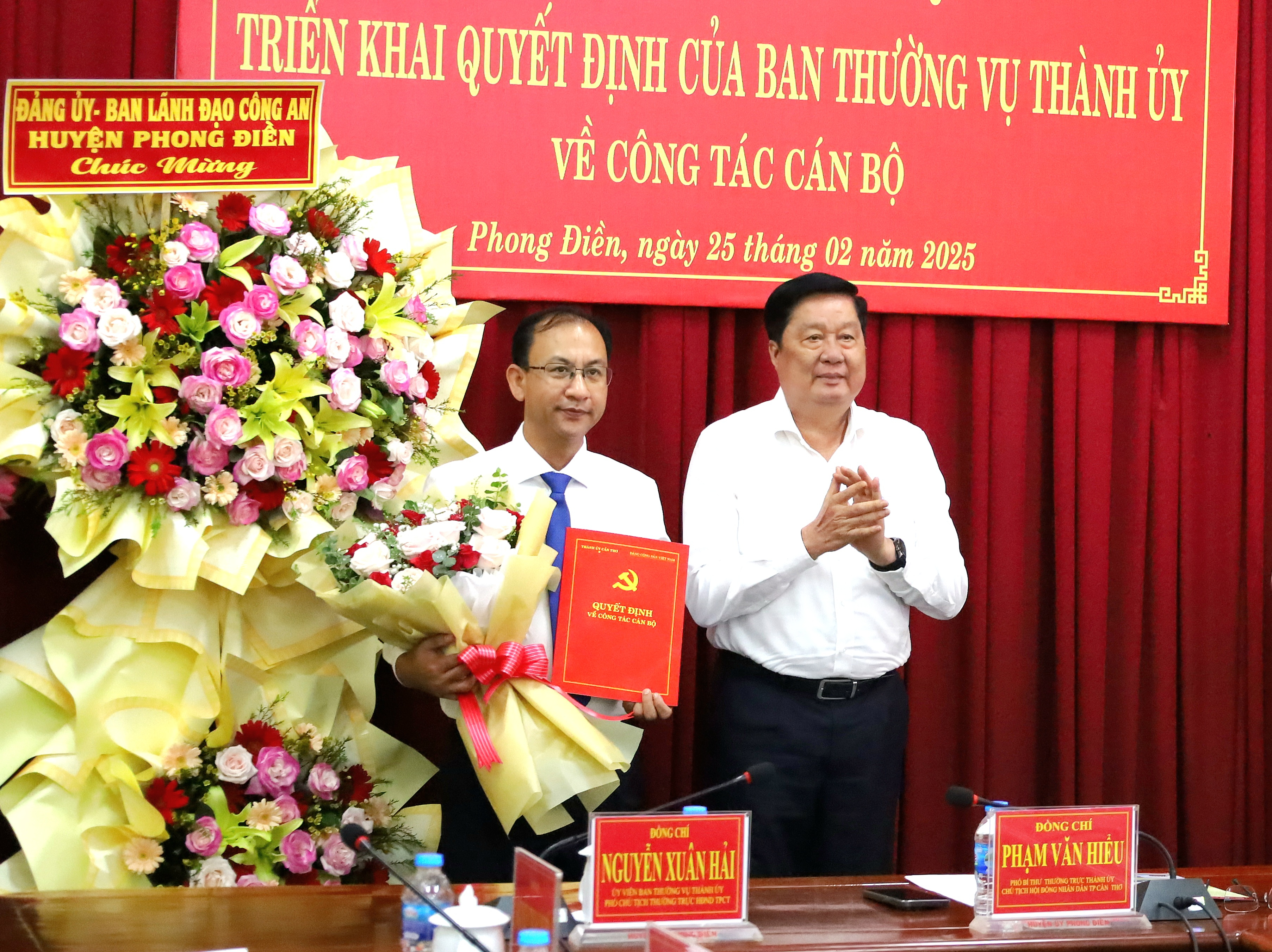 Ông Phạm Văn Hiểu – Phó Bí thư thường trực Thành ủy, Chủ tịch HĐND TP. Cần Thơ trao quyết định và hoa chúc mừng ông Nguyễn Trung Nghĩa - Bí thư Huyện ủy, Chủ tịch UBND huyện Phong Điền.