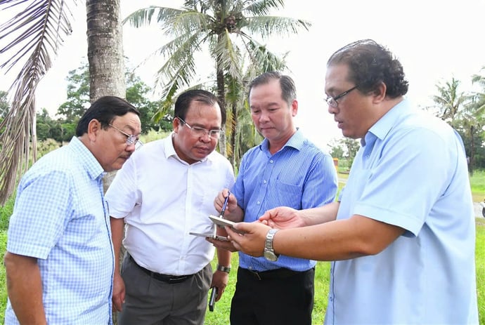 Ông Nguyễn Minh Luân, Phó Chủ tịch UBND tỉnh Cà Mau (thứ 2 từ trái sang) khảo sát vị trí xây dựng tổ hợp công trình Bảo tàng - Thư viện tỉnh vào trước đó. Ảnh: Cổng thông tin tỉnh Cà Mau.