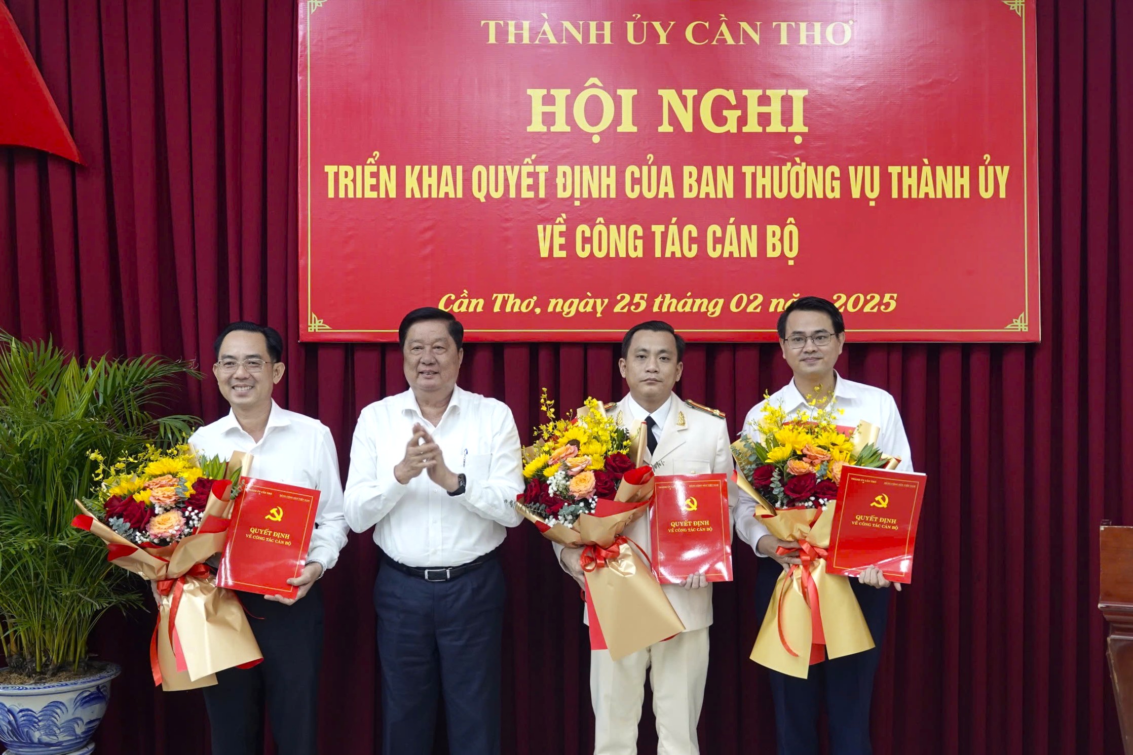 Ông Phạm Văn Hiểu - Phó Bí thư Thường trực Thành ủy, Chủ tịch HĐND TP. Cần Thơ trao quyết định và hoa chúc mừng các cá nhân nhận nhiệm vụ mới.