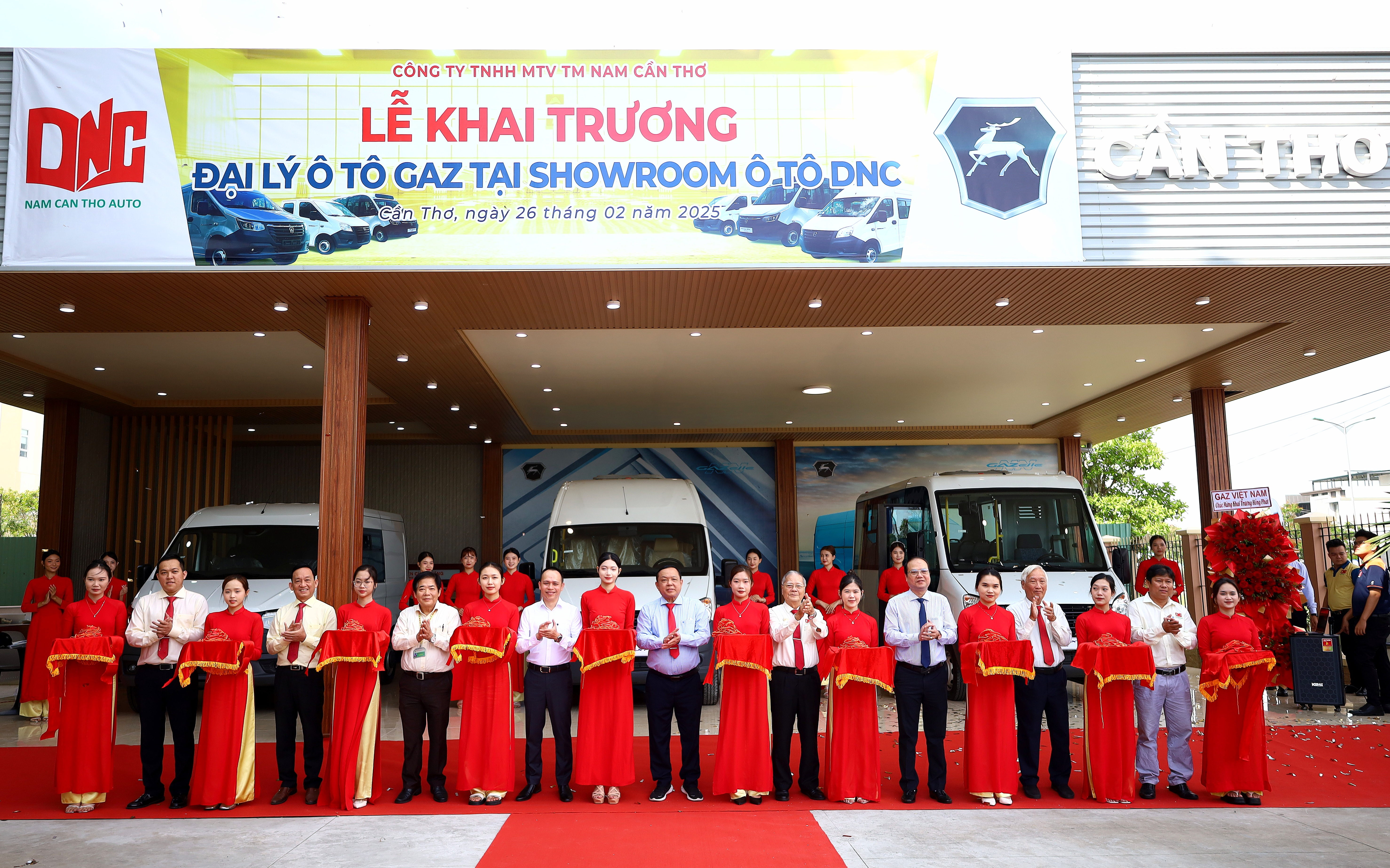 Các đại biểu thực hiện nghi thức cắt băng khai trương Đại lý GAZ Cần Thơ tại Showroom ô tô Nam Cần Thơ DNC.