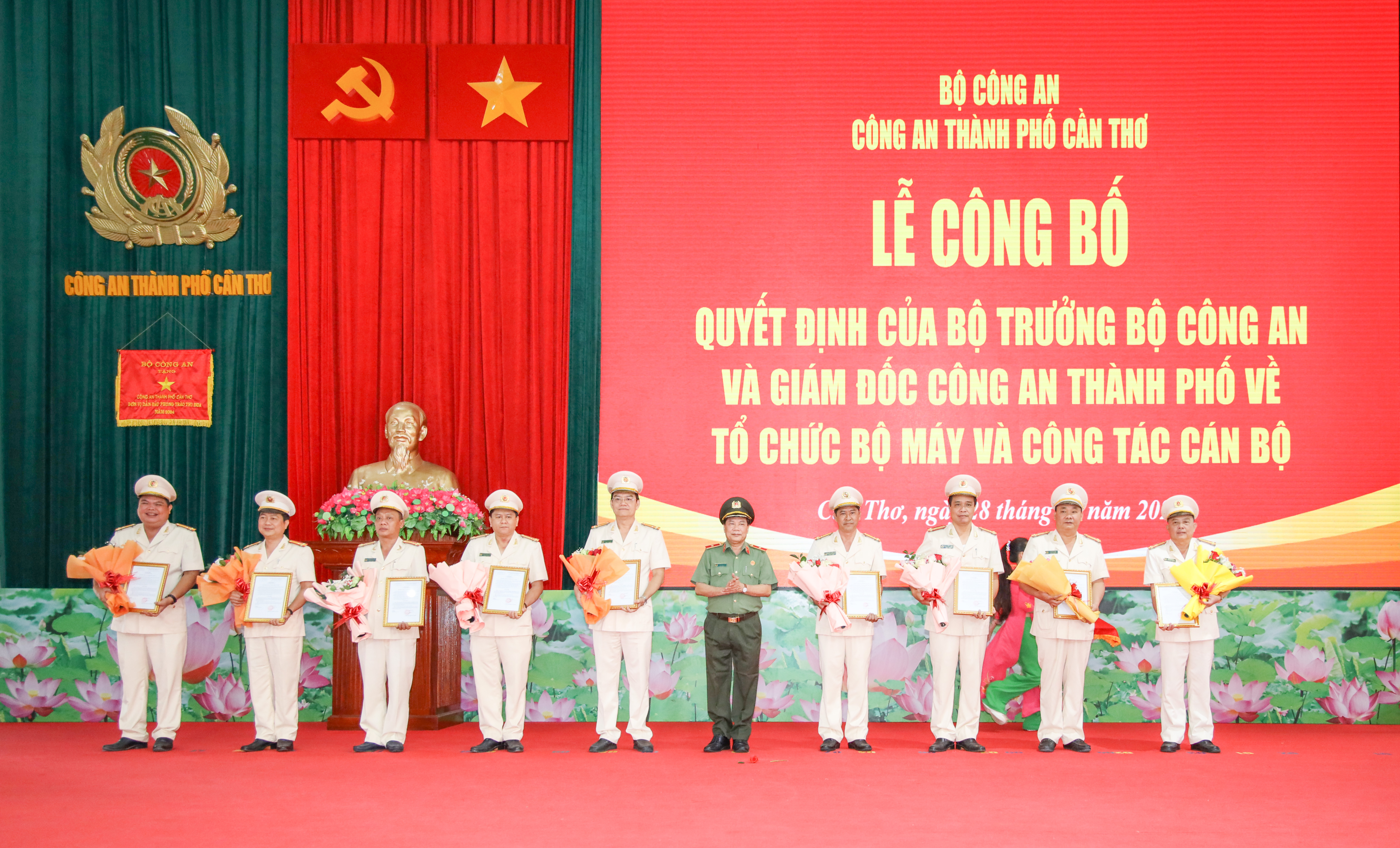 Thiếu tướng Nguyễn Văn Thuận - Trưởng Đoàn Đại biểu Quốc hội thành phố Cần Thơ, Ủy viên BTV Thành ủy, Bí thư Đảng ủy, Giám đốc Công an TP. Cần Thơ trao Quyết định điều động cho 9 đồng chí là Trưởng Công an các quận, huyện về nhận công tác tại các đơn vị nghiệp vụ trực thuộc Công an thành phố.