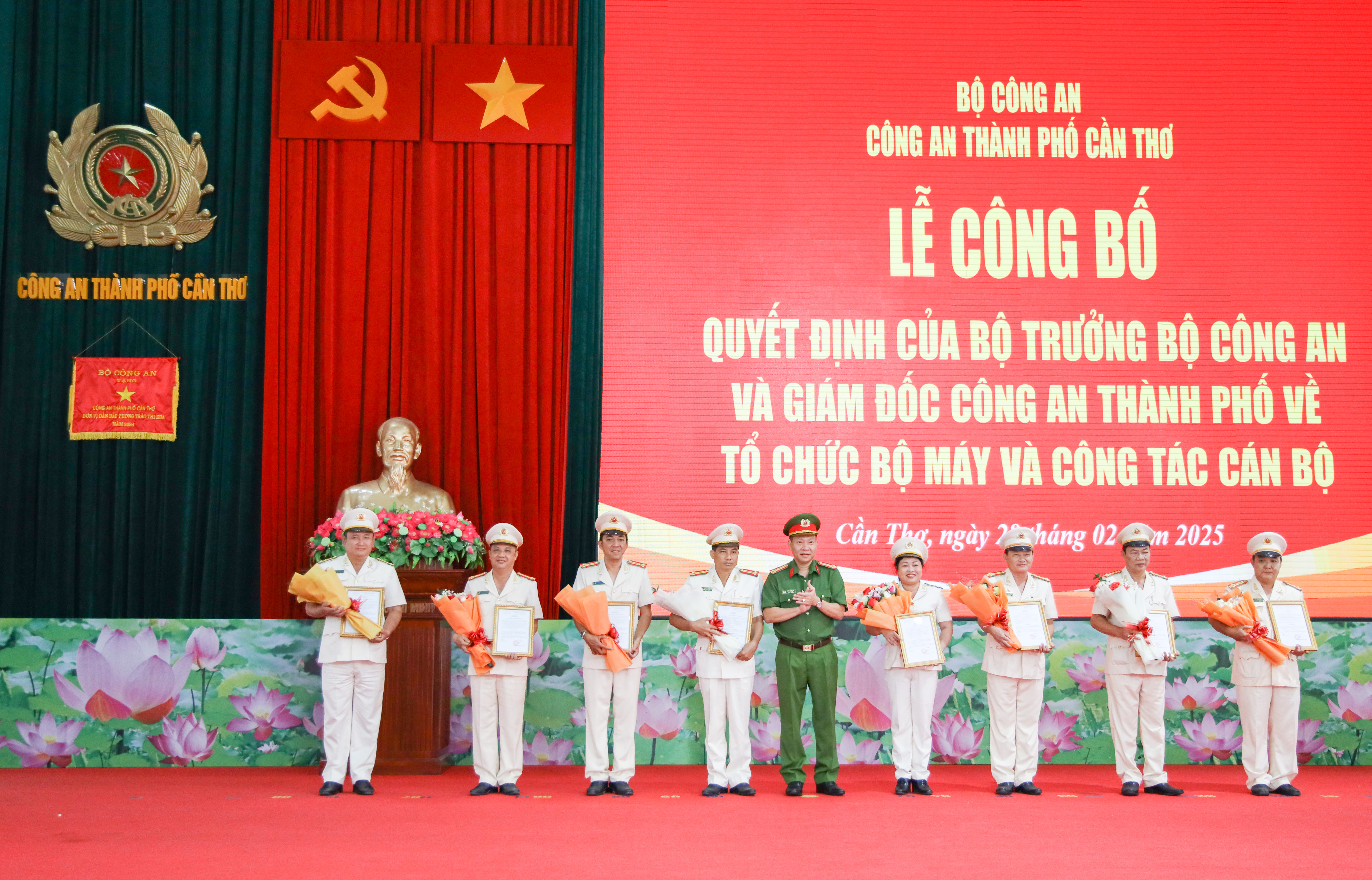 Ban Lãnh đạo Công an thành phố trao các quyết định điều động cho lãnh đạo các đơn vị được điều động.