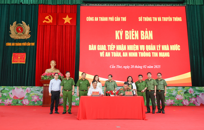 Đại diện lãnh đạo các sở, ngành liên quan ký kết biên bản bàn giao nhiệm vụ.