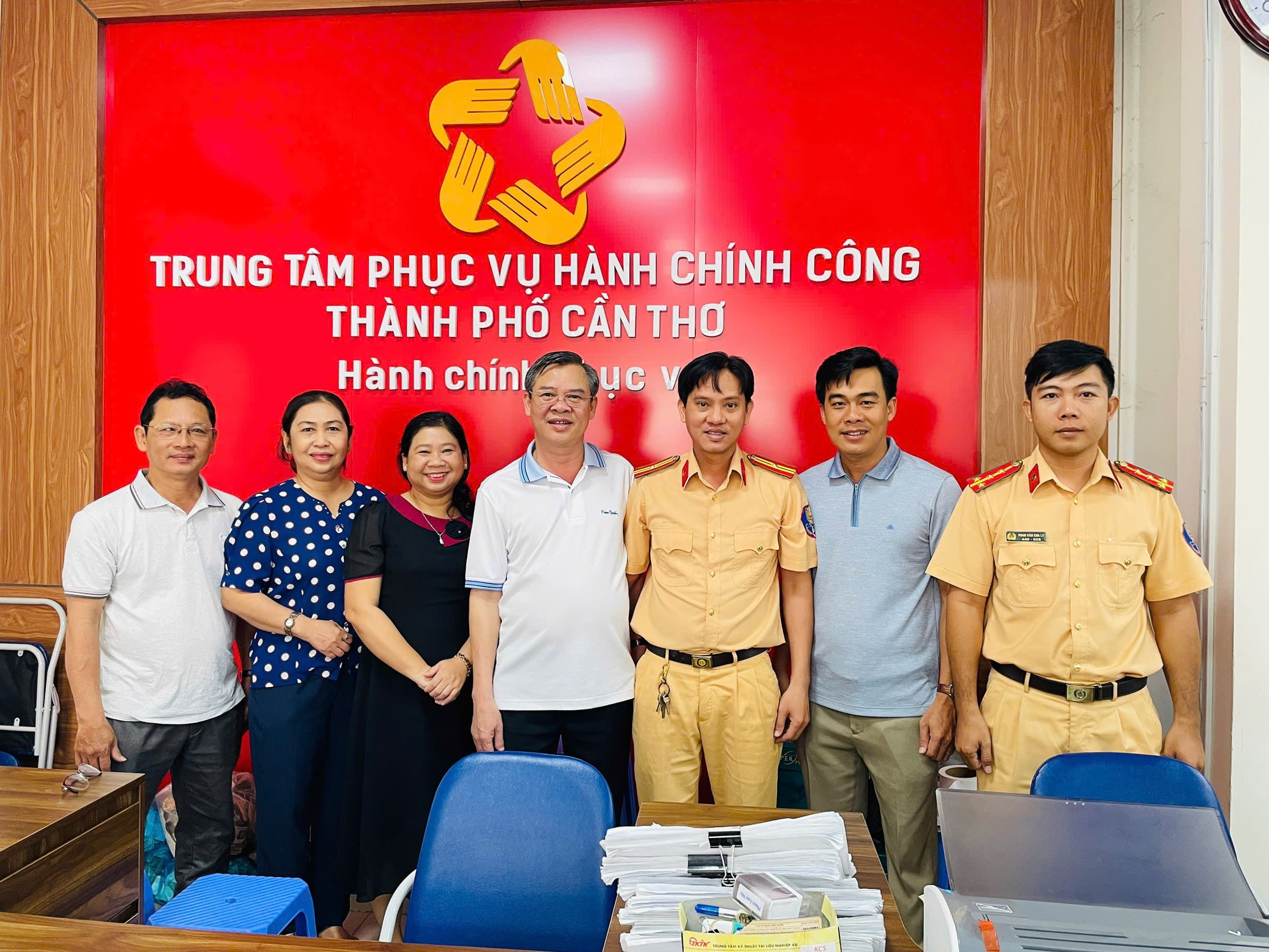 Ông Trương Cảnh Tuyên - Phó Bí thư Thành ủy, Chủ tịch UBND TP. Cần Thơ chụp hình lưu niệm cùng lãnh đạo Trung tâm và lực lượng CSGT làm nhiệm vụ. Ảnh: TTPVHCC.