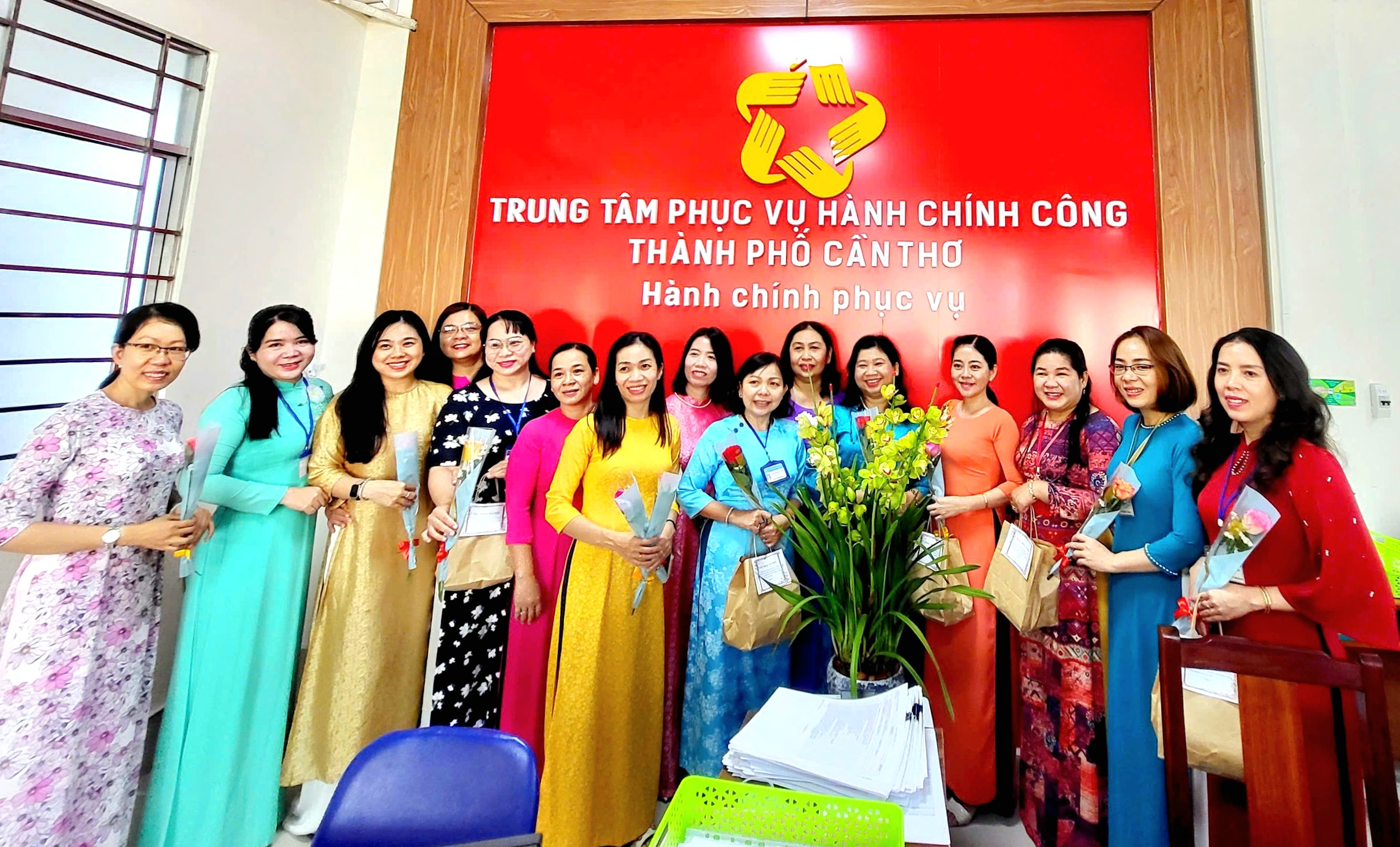 Tập thể nữ cán bộ Trung tâm Phục vụ hành chính công TP. Cần Thơ hưởng ứng Tuần lễ Áo dài.