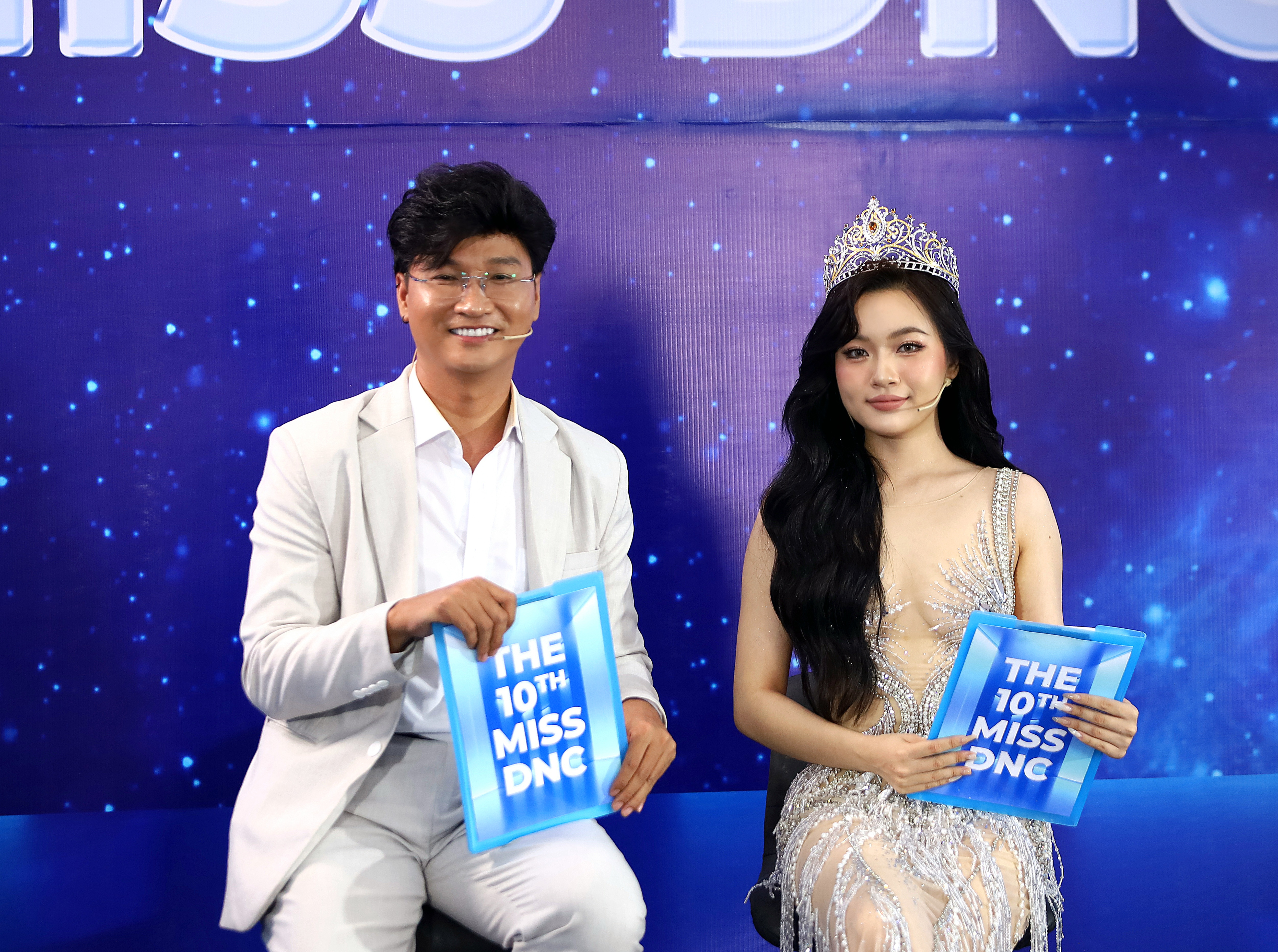 Á hậu Nguyễn Huỳnh Hải Lam - Miss DNC 2024, Á hậu Hoa hậu Đồng bằng Sông Cửu Long 2024 và MC Minh Toàn - Nam Vương DNC 2016 với vai trò Host của cuộc thi.