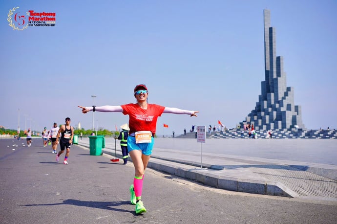 Hoa hậu Ngọc Giàu trong một giải chạy marathon, thể hiện tinh thần rèn luyện thể lực không ngừng. Với cô, sức khỏe không chỉ là tài sản cá nhân mà còn là sự chuẩn bị để có thể cho đi những gì tốt đẹp nhất.